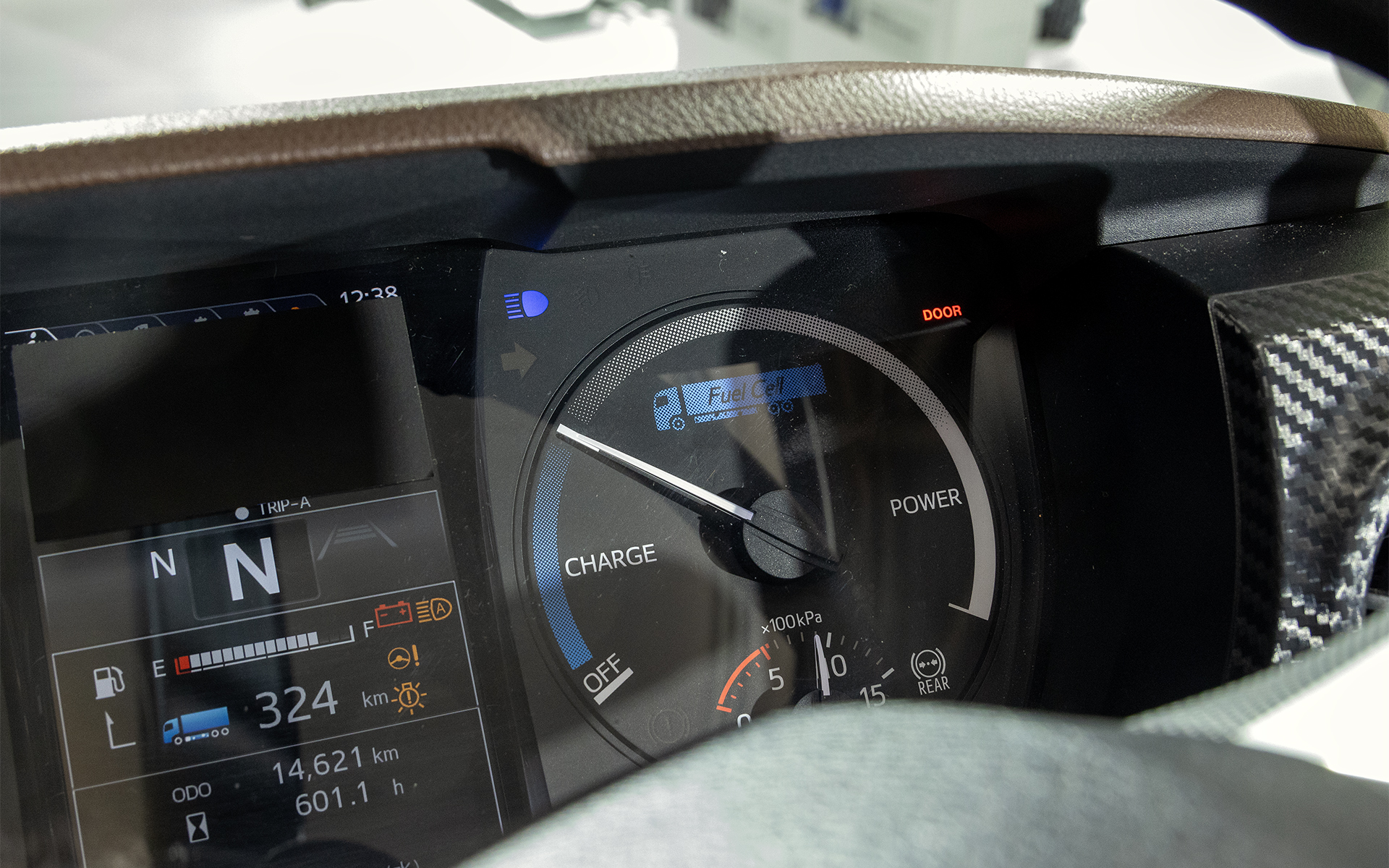 プロフィア Z FCV プロトタイプのメーター。運転席に乗り込みができる