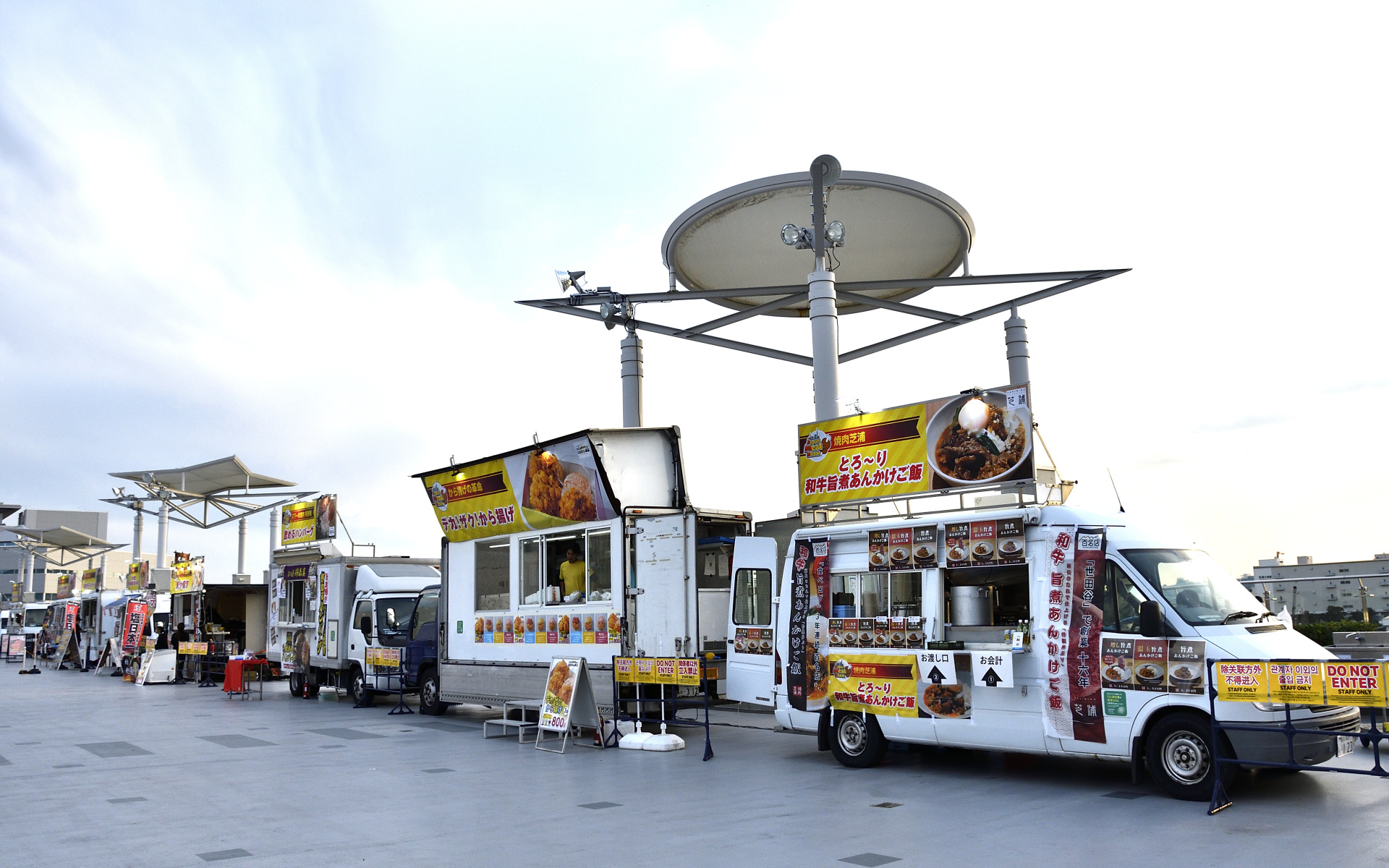 全15店舗のフードトラックがずらり
