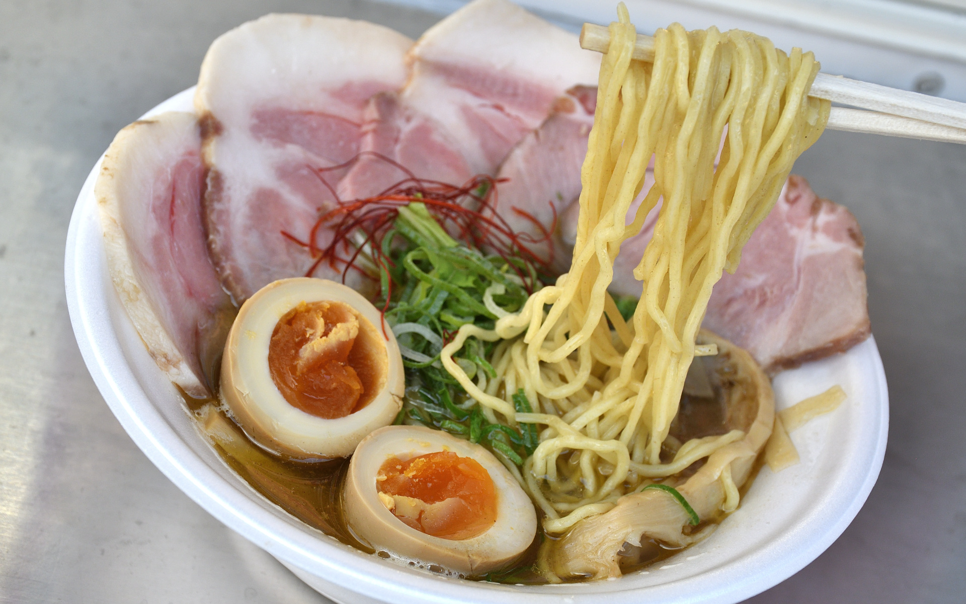 ジャパンミートショーで唯一のラーメンとなるJMS限定 金色肉盛り塩らぁ麺は1800円