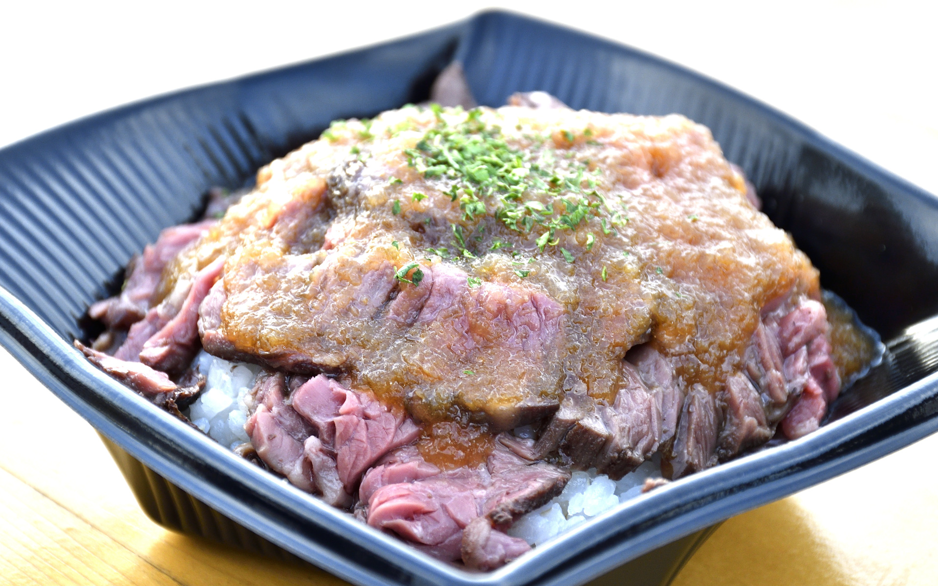 BULLS×岩崎健志郎スペシャル 赤身ステーキ丼は1300円。ご飯の大盛りはできないけれど、お肉の大盛りは可能（写真はお肉普通盛り）
