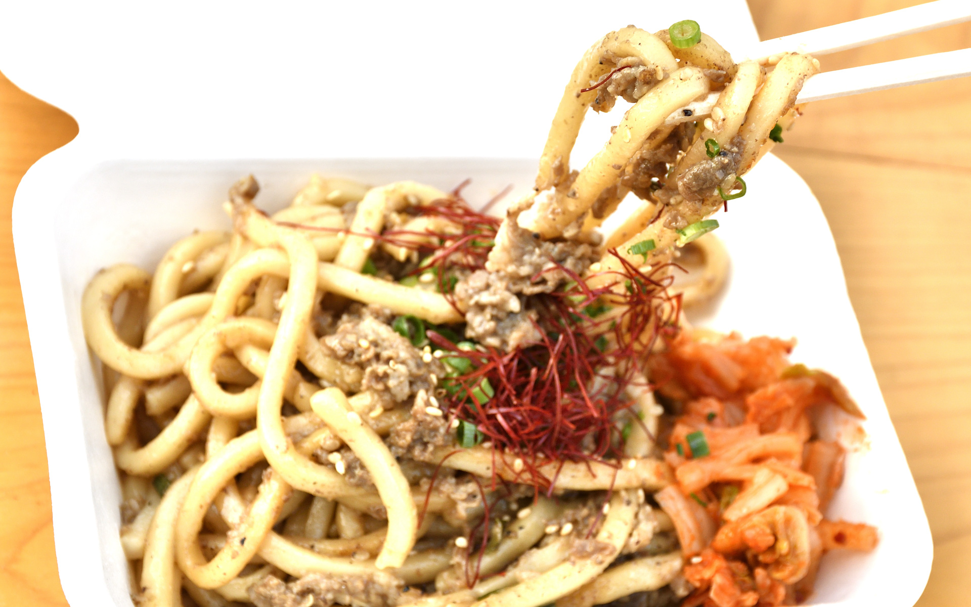 芸能人のファンも多いという巨牛荘の和牛プルコギ焼きうどんは1000円