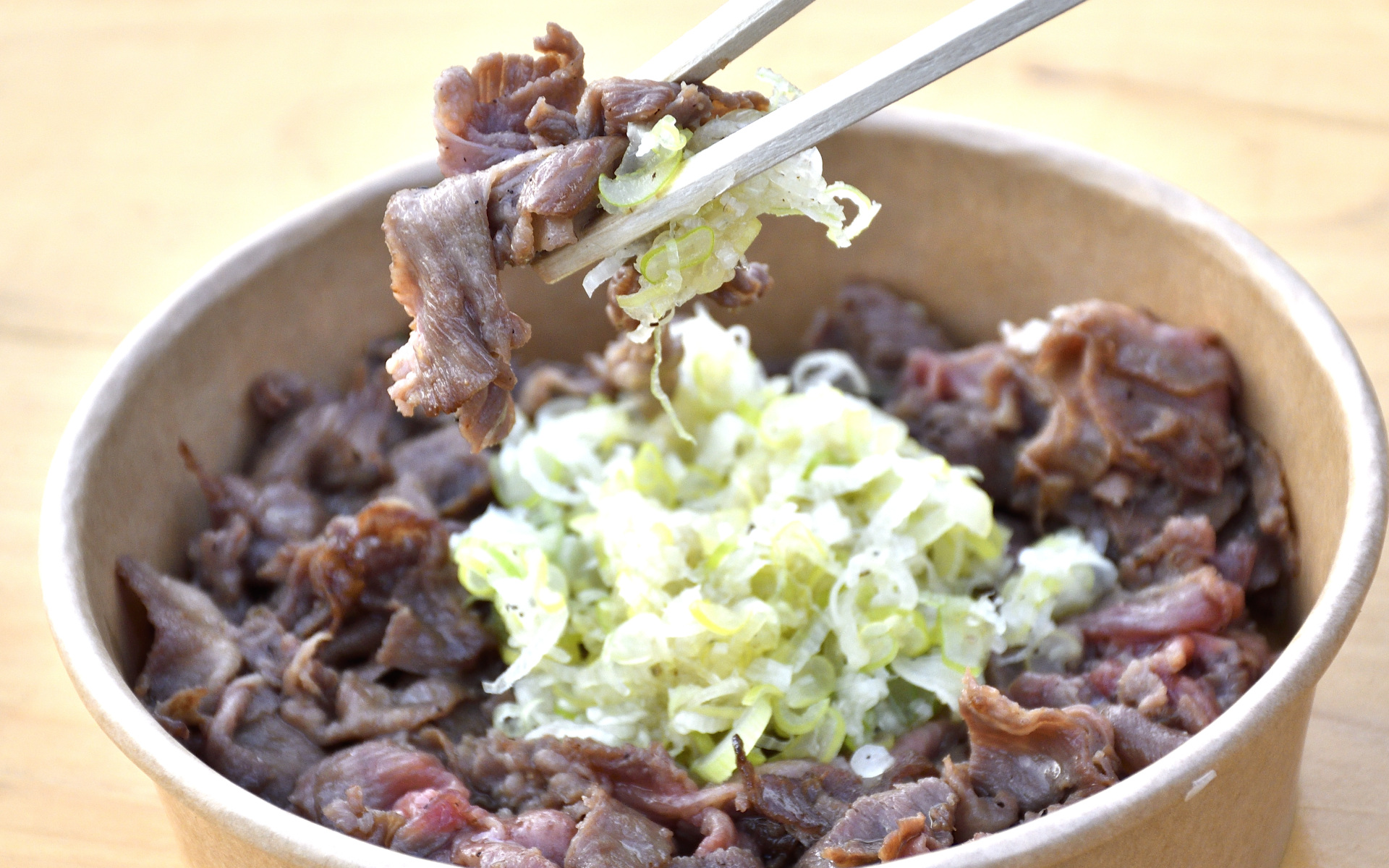 ほかほかの炊きたてご飯に乗っけて食べたい！（もしくは金のシュワシュワした飲み物……）とろけるネギタン塩は1000円