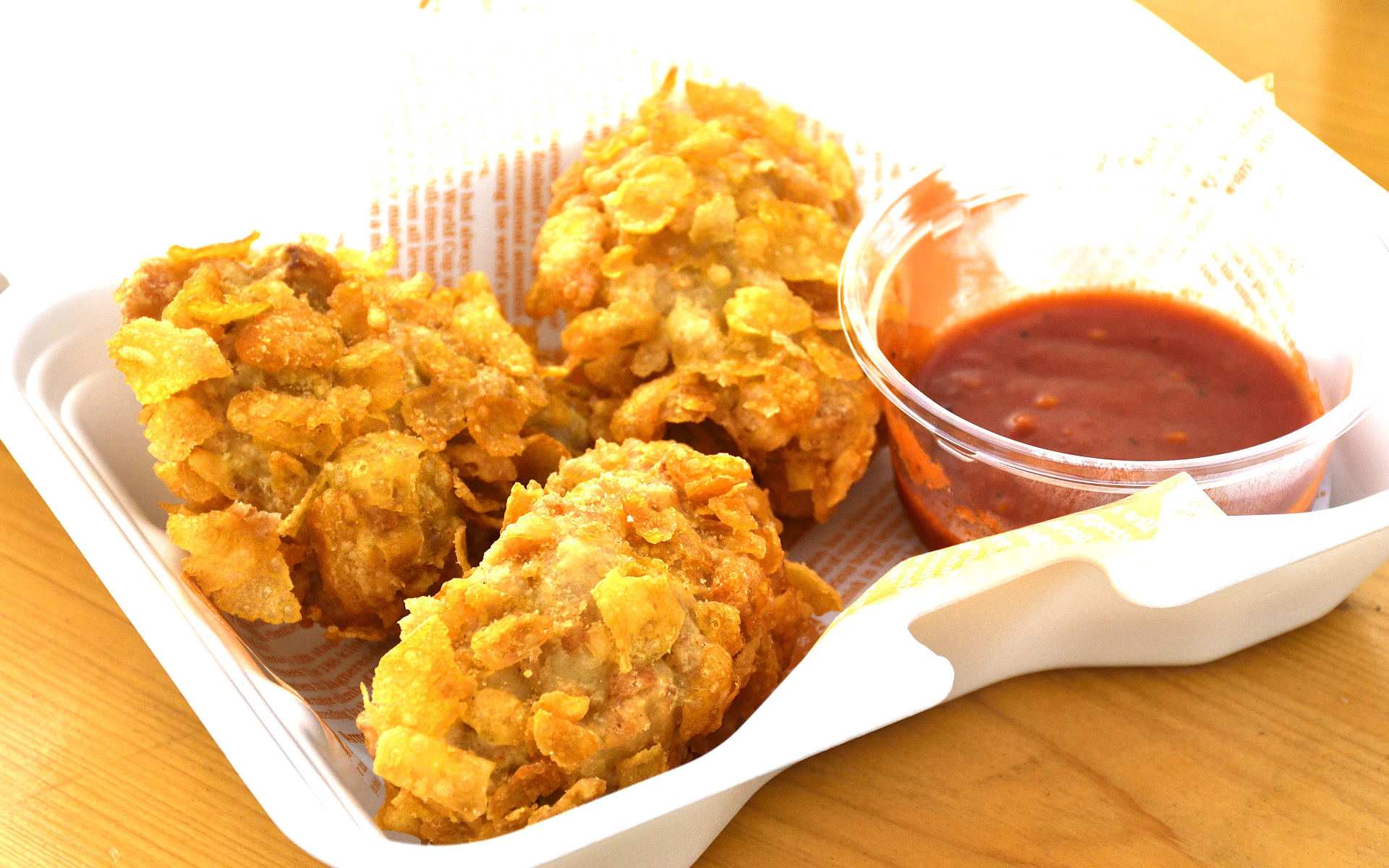 3つのから揚げを全部違うソースで食べたい欲がわいてくるデカ！ザク！から揚げは800円