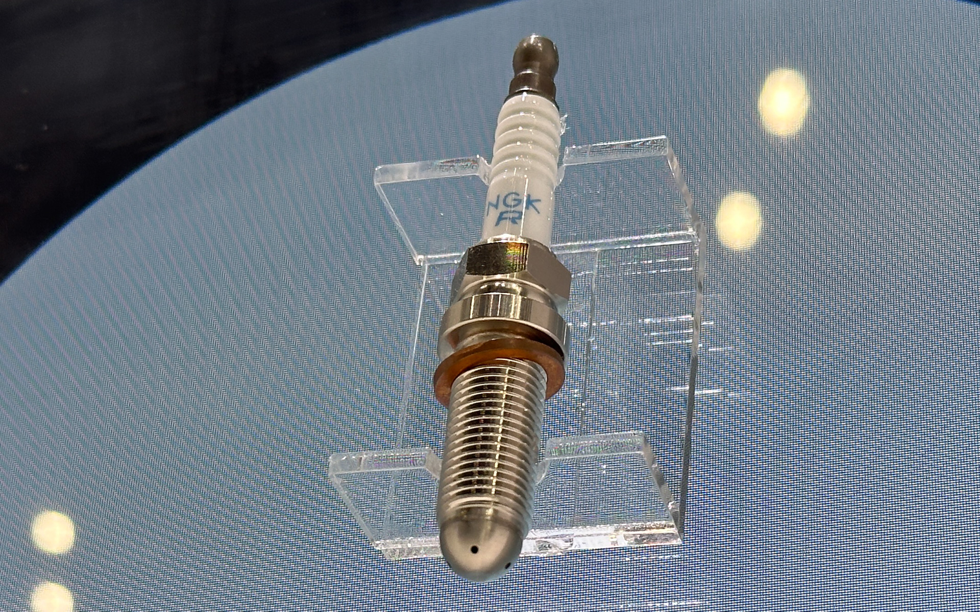 日本特殊陶業が開発中の副燃焼室付き「プレチャンバープラグ」