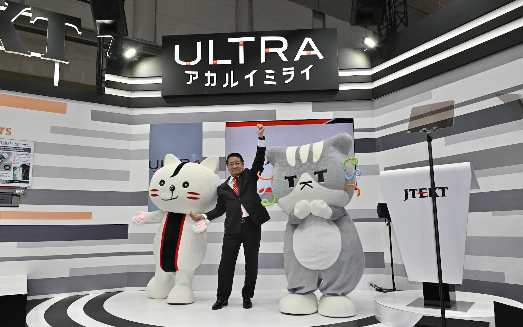 登壇した佐藤和弘社長（中央）とジェイにゃん（左）、テクにゃん（右）