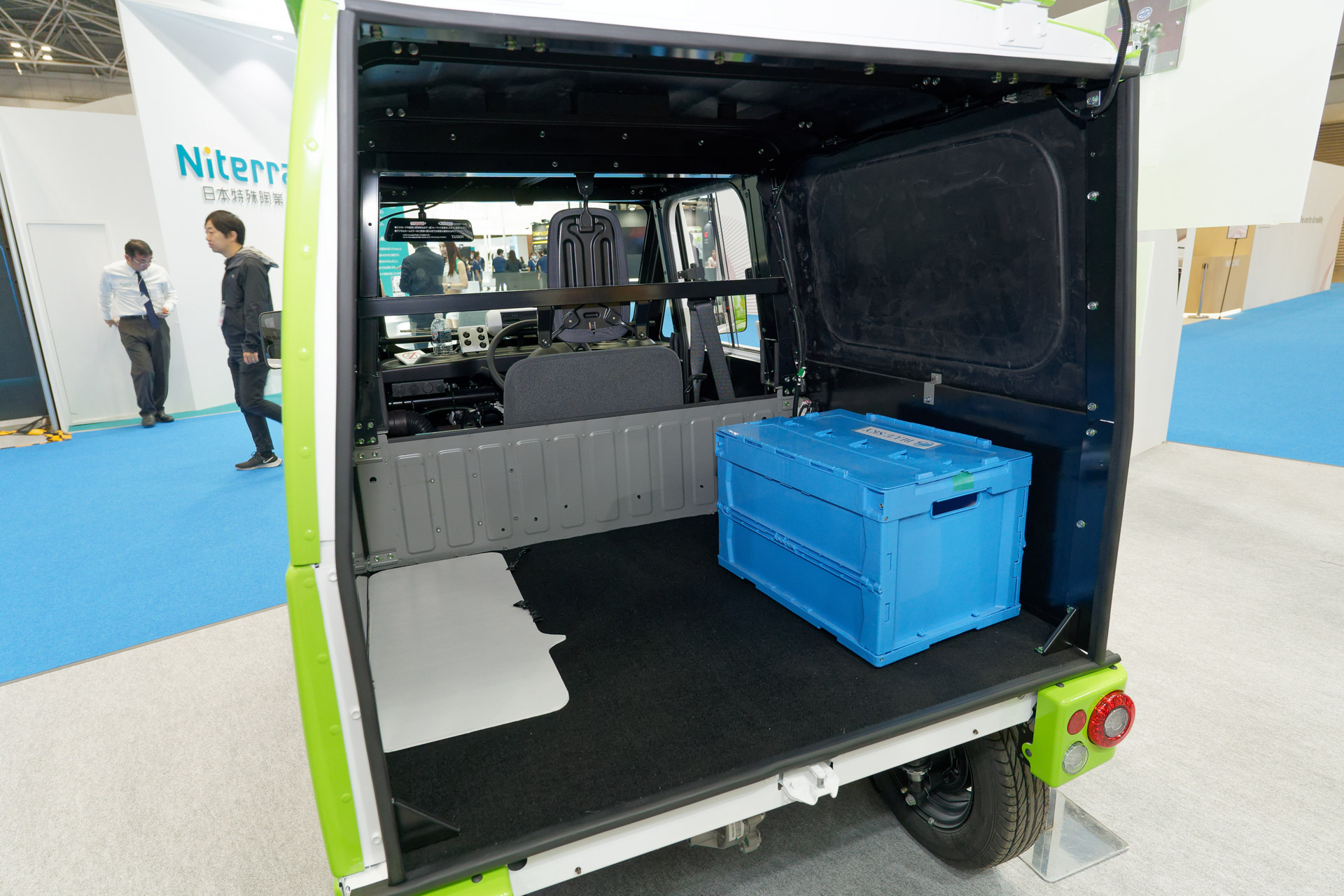 荷室には50Lコンテナが10個積載できる設定