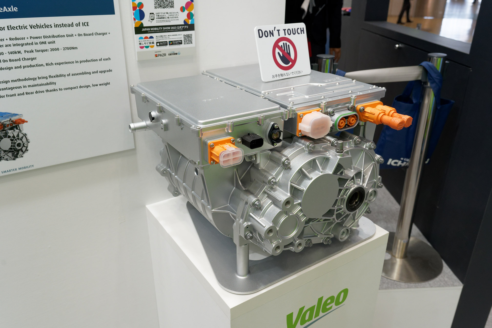 電動モーター、インバータ、減速機、電力配分装置、車載充電器、DC/DCコンバータの6つを1つのユニットに収めた「800V 6-in-1 電動アクスル」。機能ごとの交換・メンテナンスも可能になっている