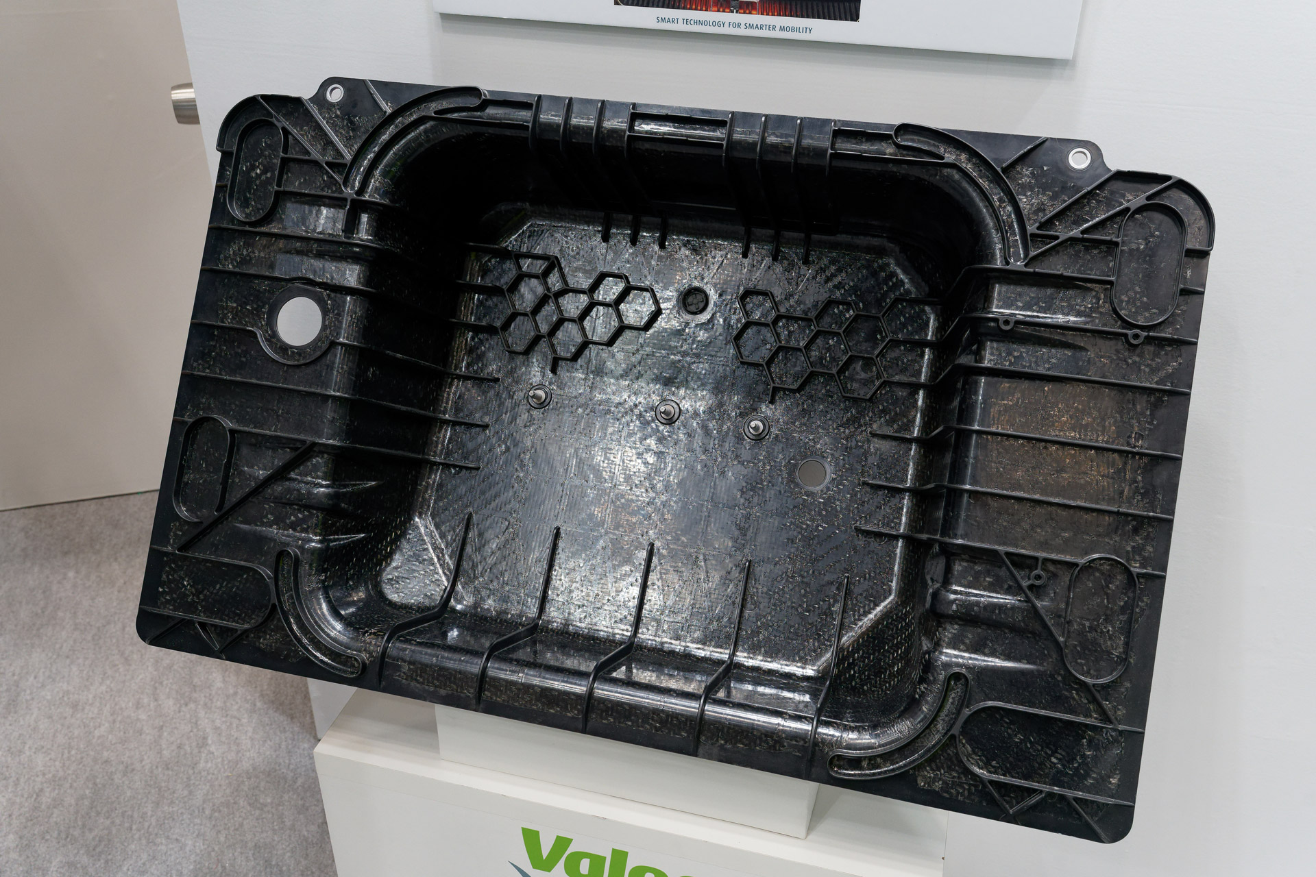 一般的に金属素材が使われるEVなどのバッテリケースに樹脂を用いた「複合材バッテリケース」。強度は維持しながらスチールより30％軽量化。製造時およびリサイクル時のCO2排出量も低減できるという