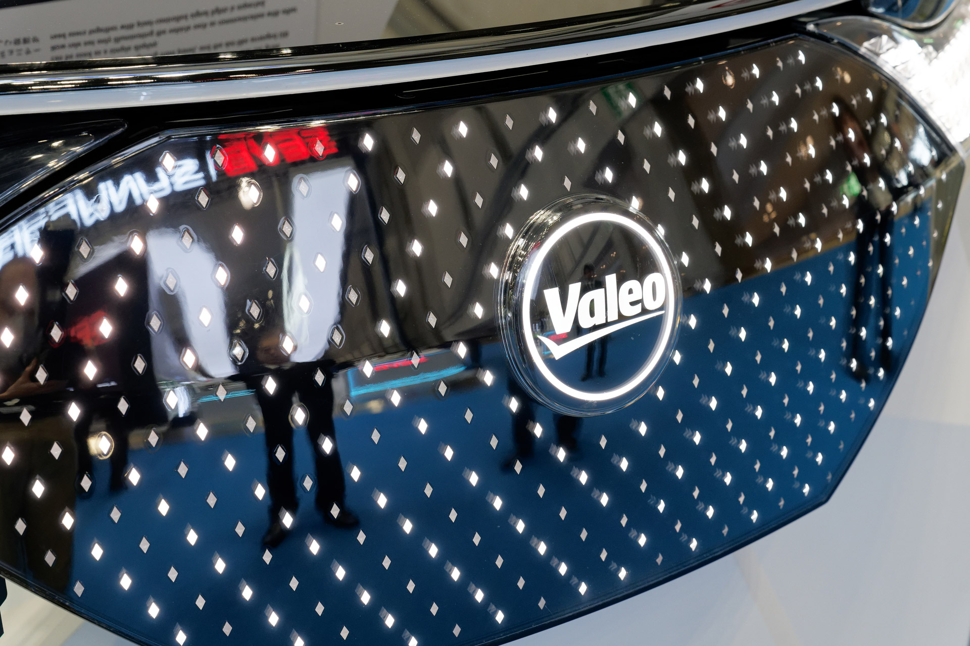 LEDを敷き詰めてさまざまなパターン表示が可能な「次世代フロントライティング」