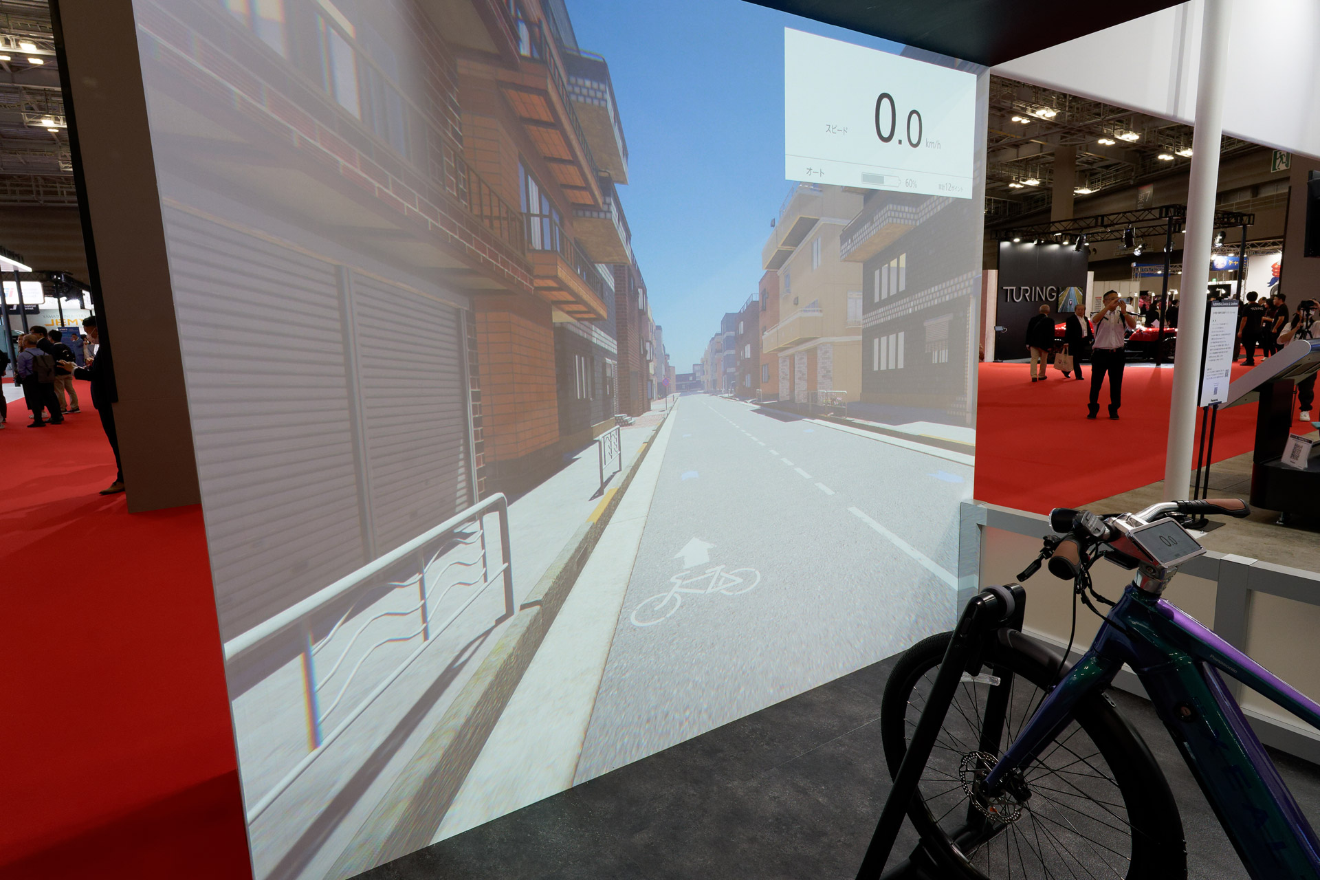 自転車をこぐと映像もそれに連動して動く