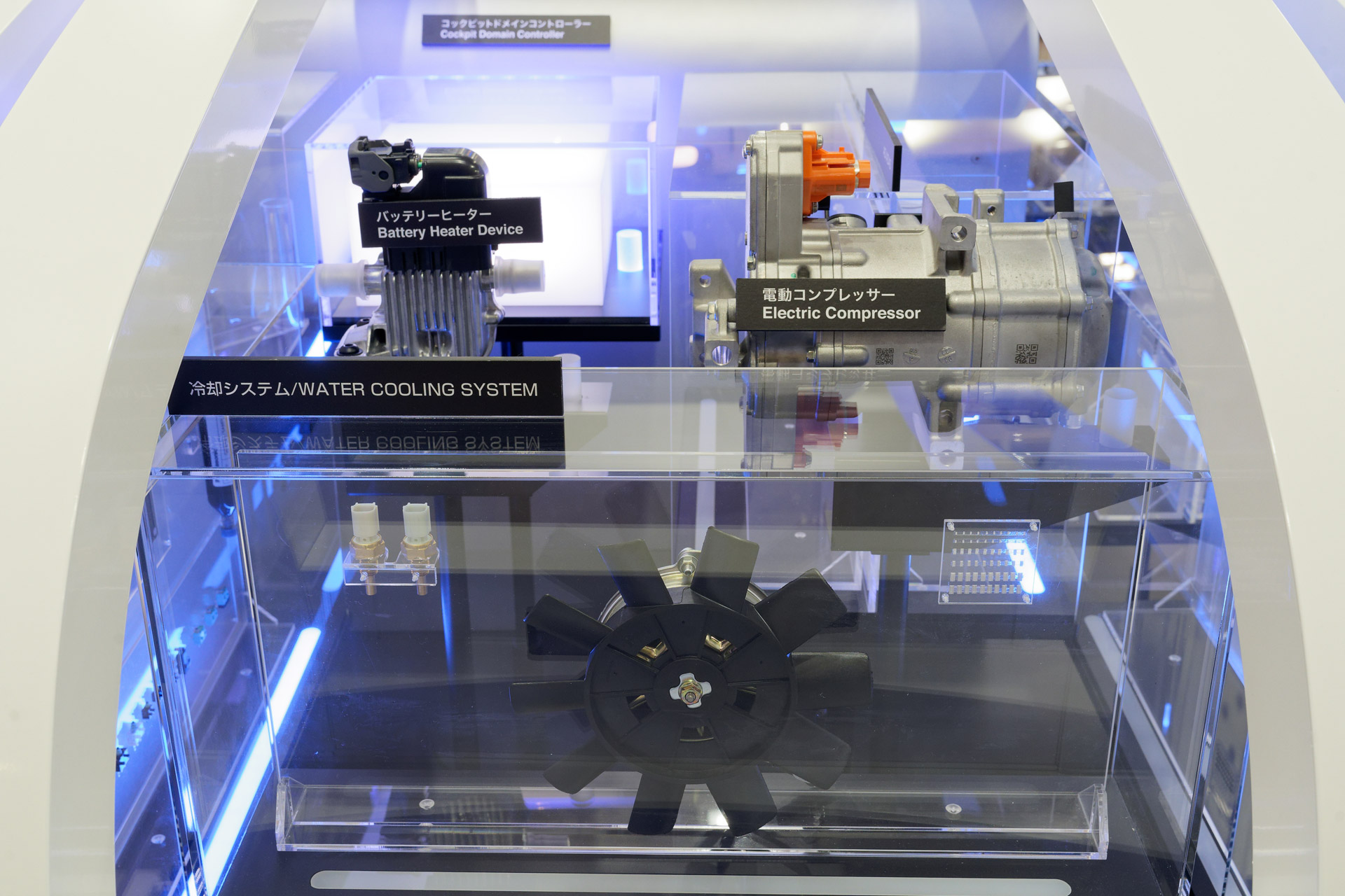 エンジン（モーター）周辺、バッテリやカーナビ、インフォテイメント関連の部品など、さまざまなところでパナソニックの製品が使われていることがわかる