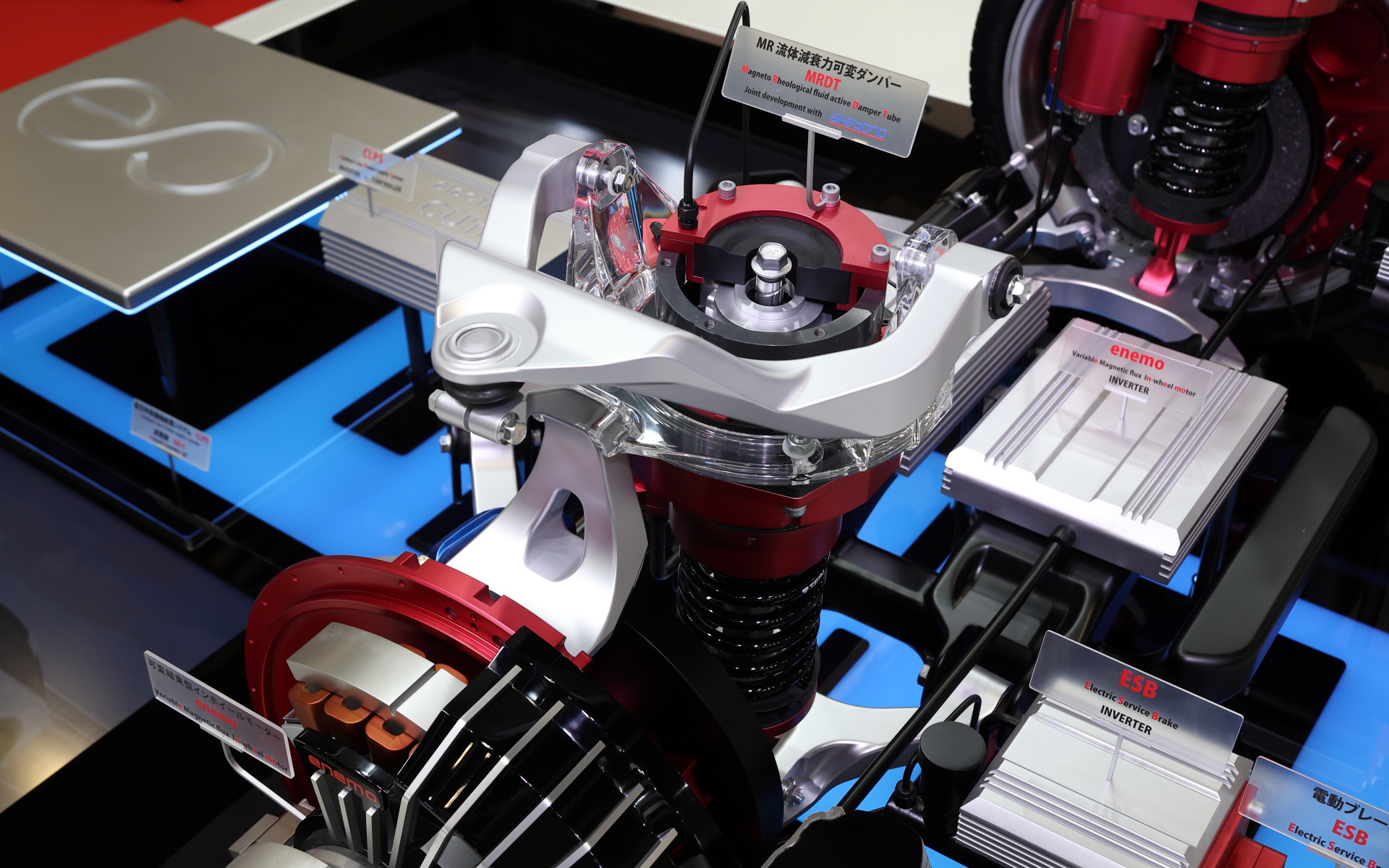 「LSR-05」ではリアに独自開発の93kW（800V仕様）の可変磁束型インホイールモータを2基、フロントには220kW（800V仕様）のモーターを搭載