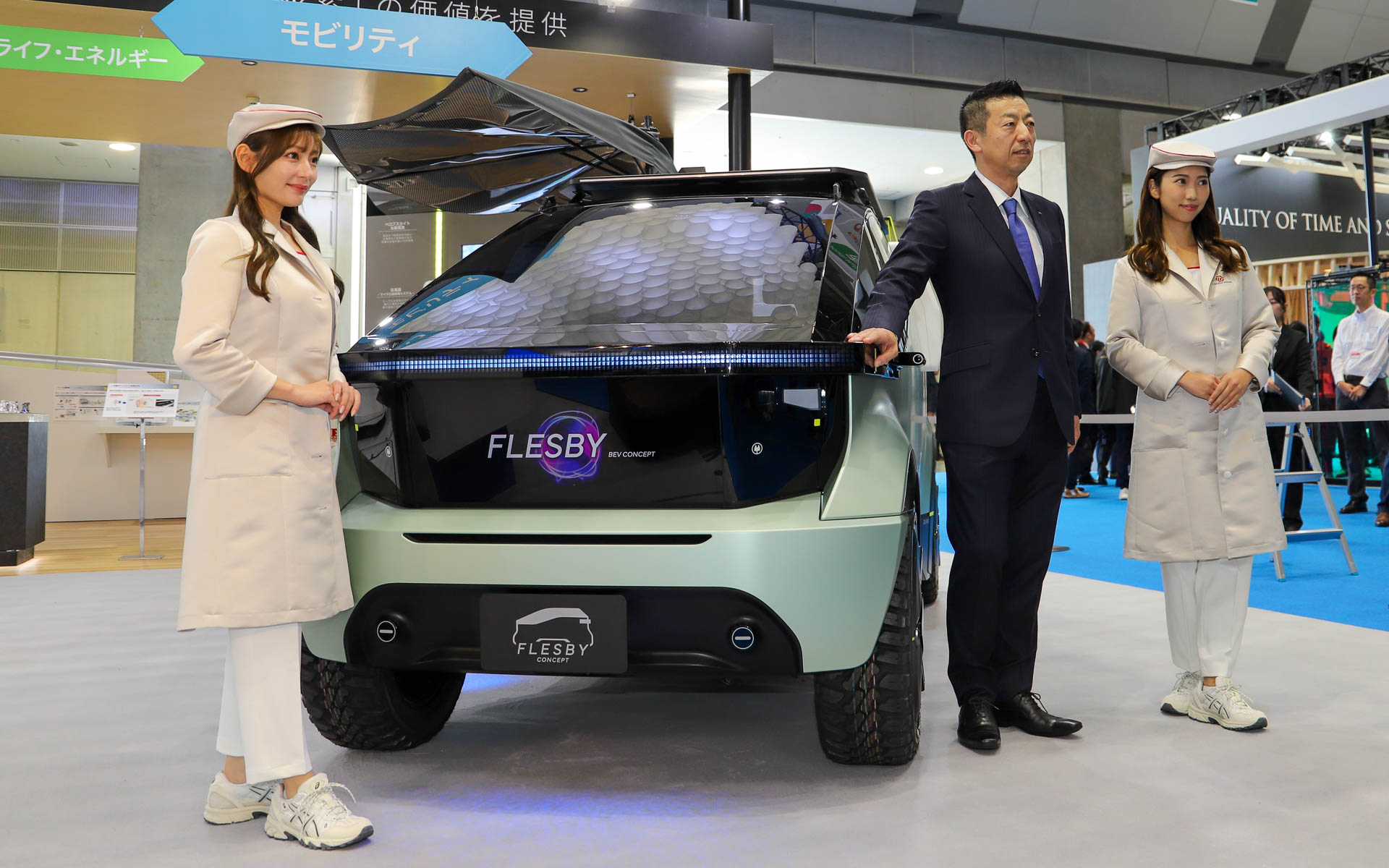 豊田合成株式会社 取締役社長 兼 CEO 斎藤克巳氏（中央）と、小型バッテリEV「Flesby（フレスビー）BEVコンセプト」