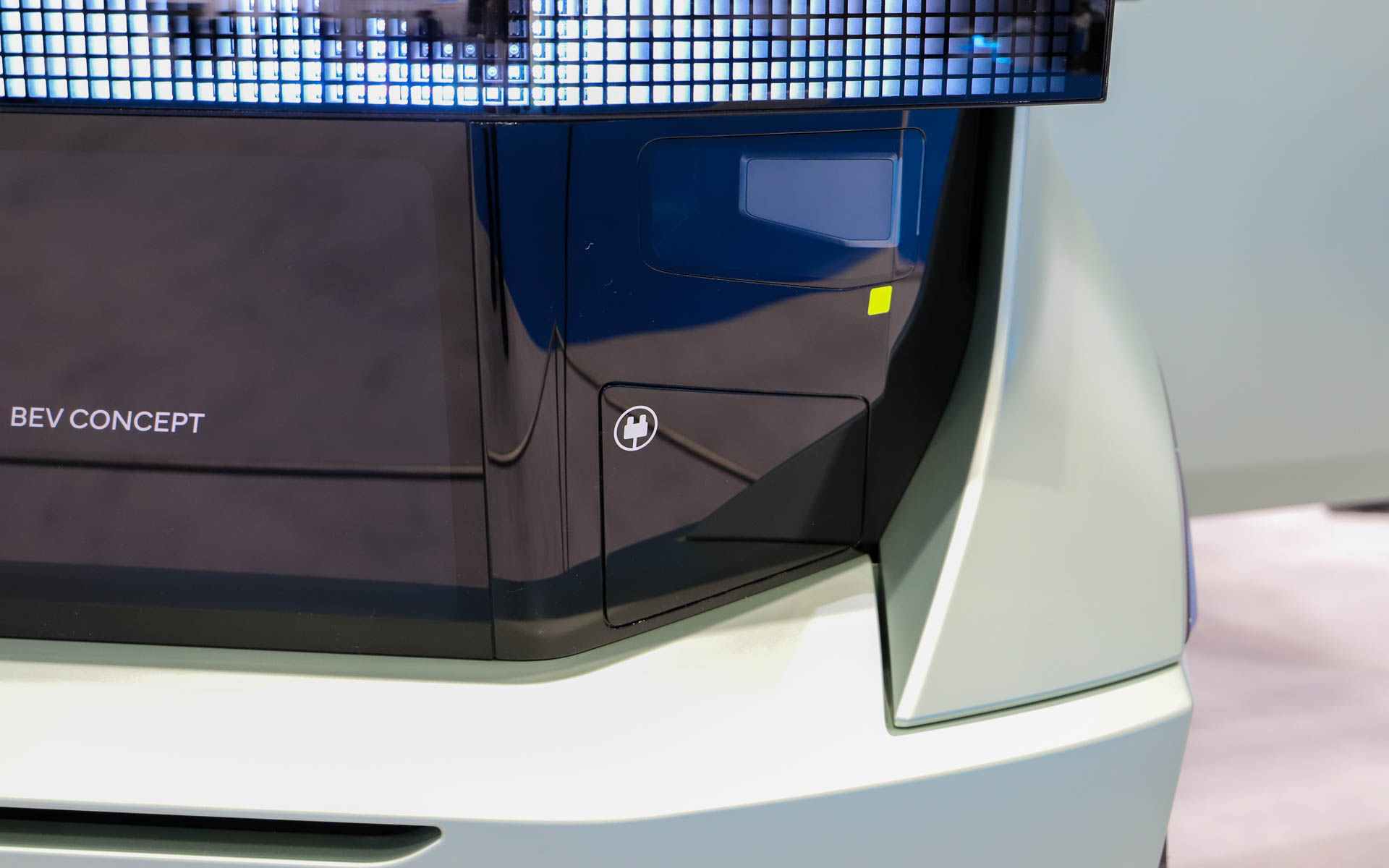 文字やアイコンで機能を説明。「open」と書いてある部分は小物を引っかけられるフックを想定しているとのこと