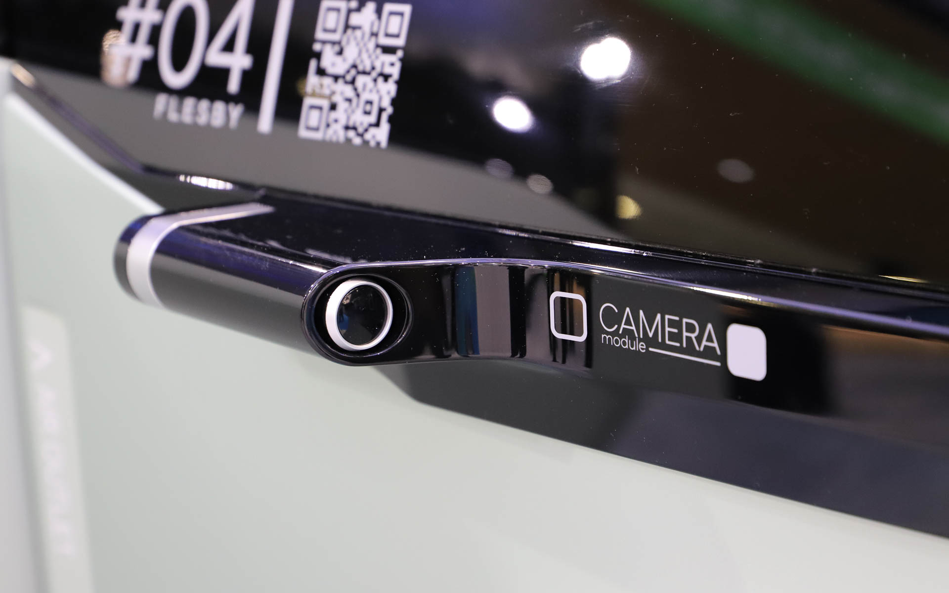 文字やアイコンで機能を説明。「open」と書いてある部分は小物を引っかけられるフックを想定しているとのこと