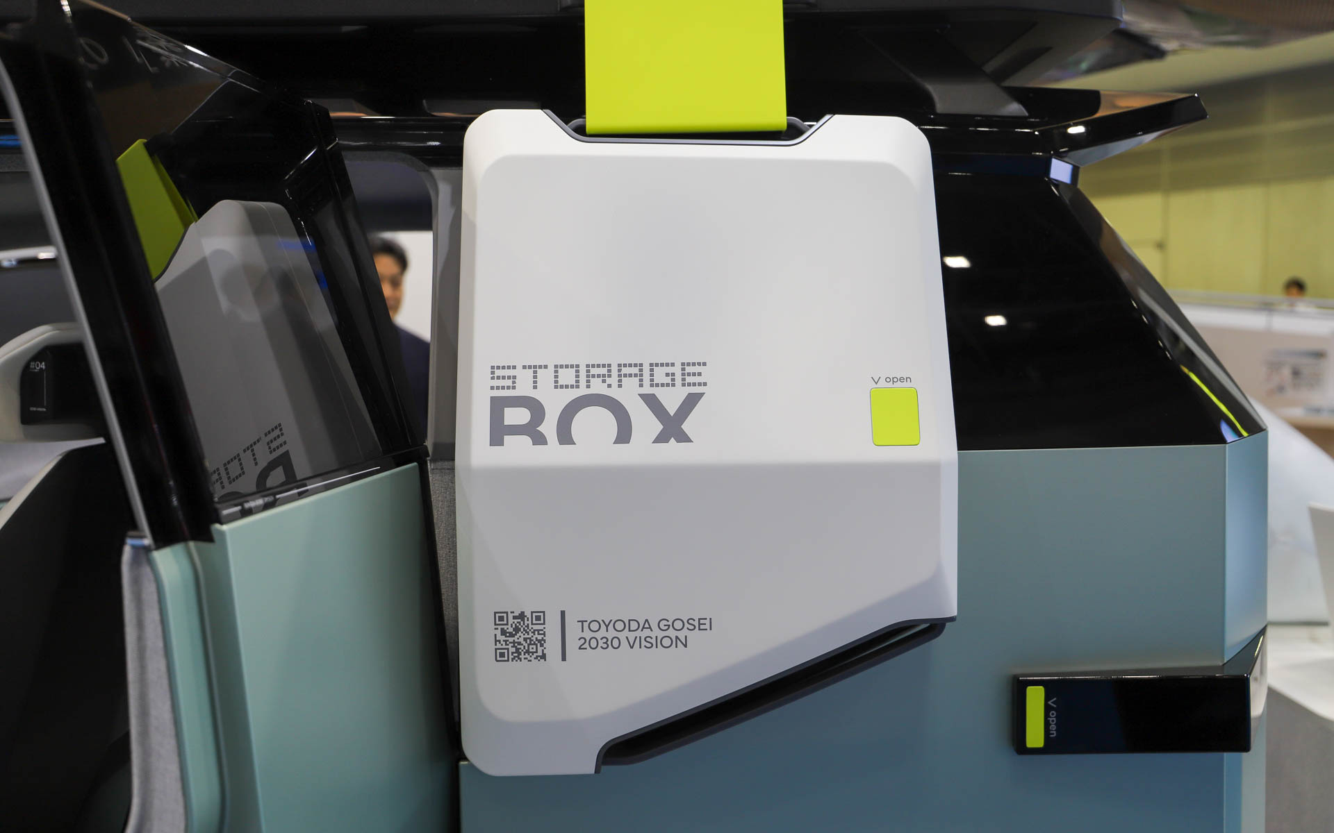 文字やアイコンで機能を説明。「open」と書いてある部分は小物を引っかけられるフックを想定しているとのこと