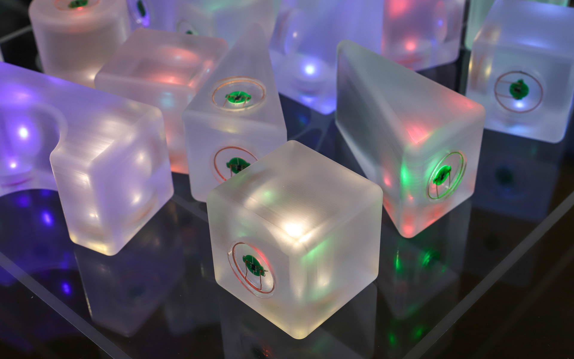 受電コイルの位置によってごとで光り方を変えられる