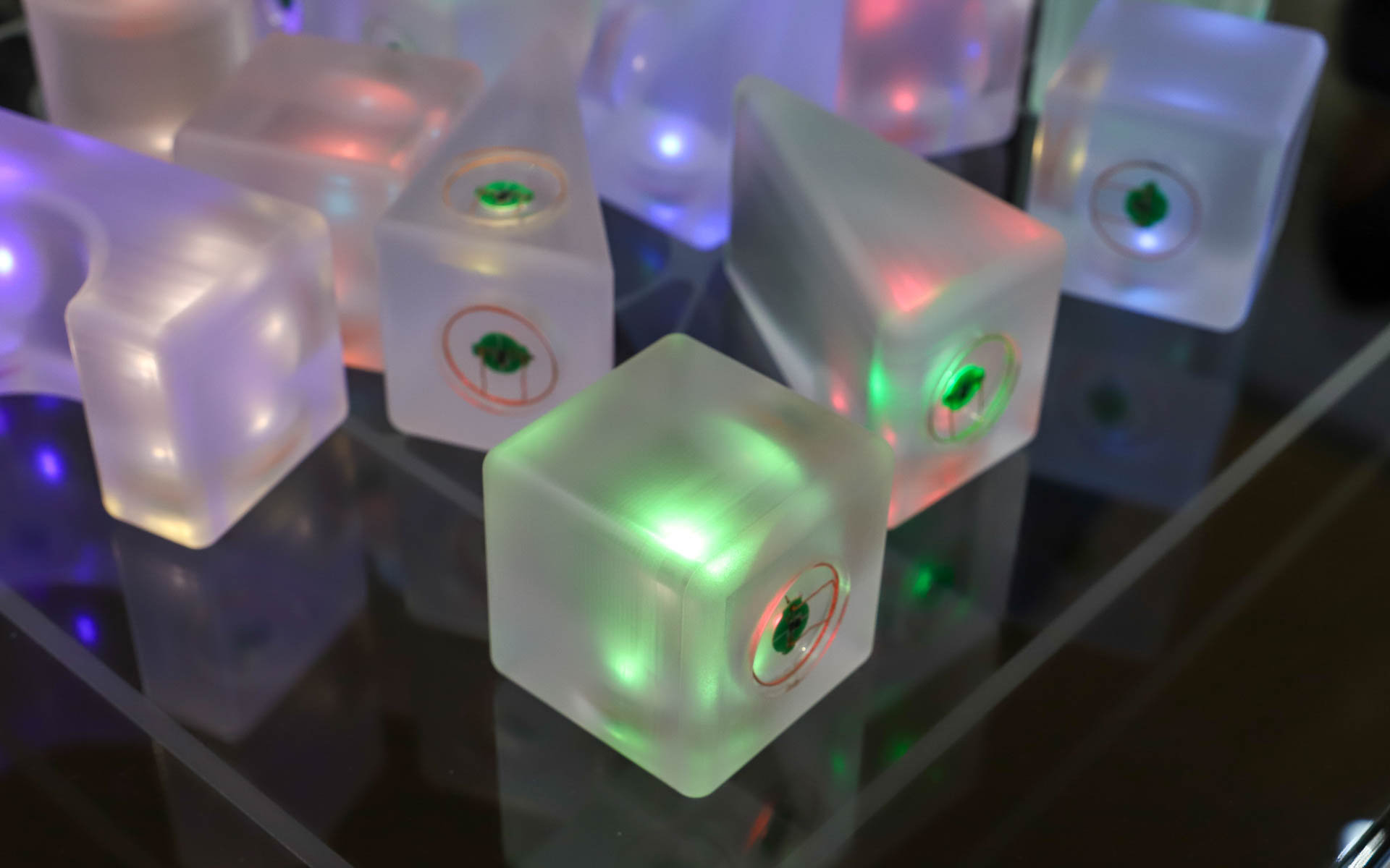 受電コイルの位置によってごとで光り方を変えられる