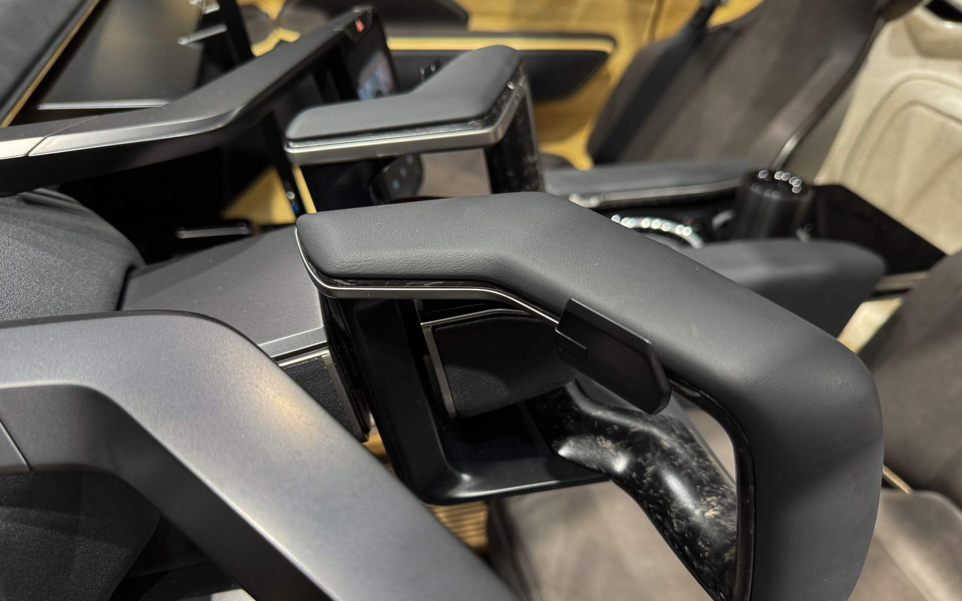 ステアバイワイヤの異形ステアリングの裏側にもシフトスイッチなど、ハードウェアスイッチが意外とある