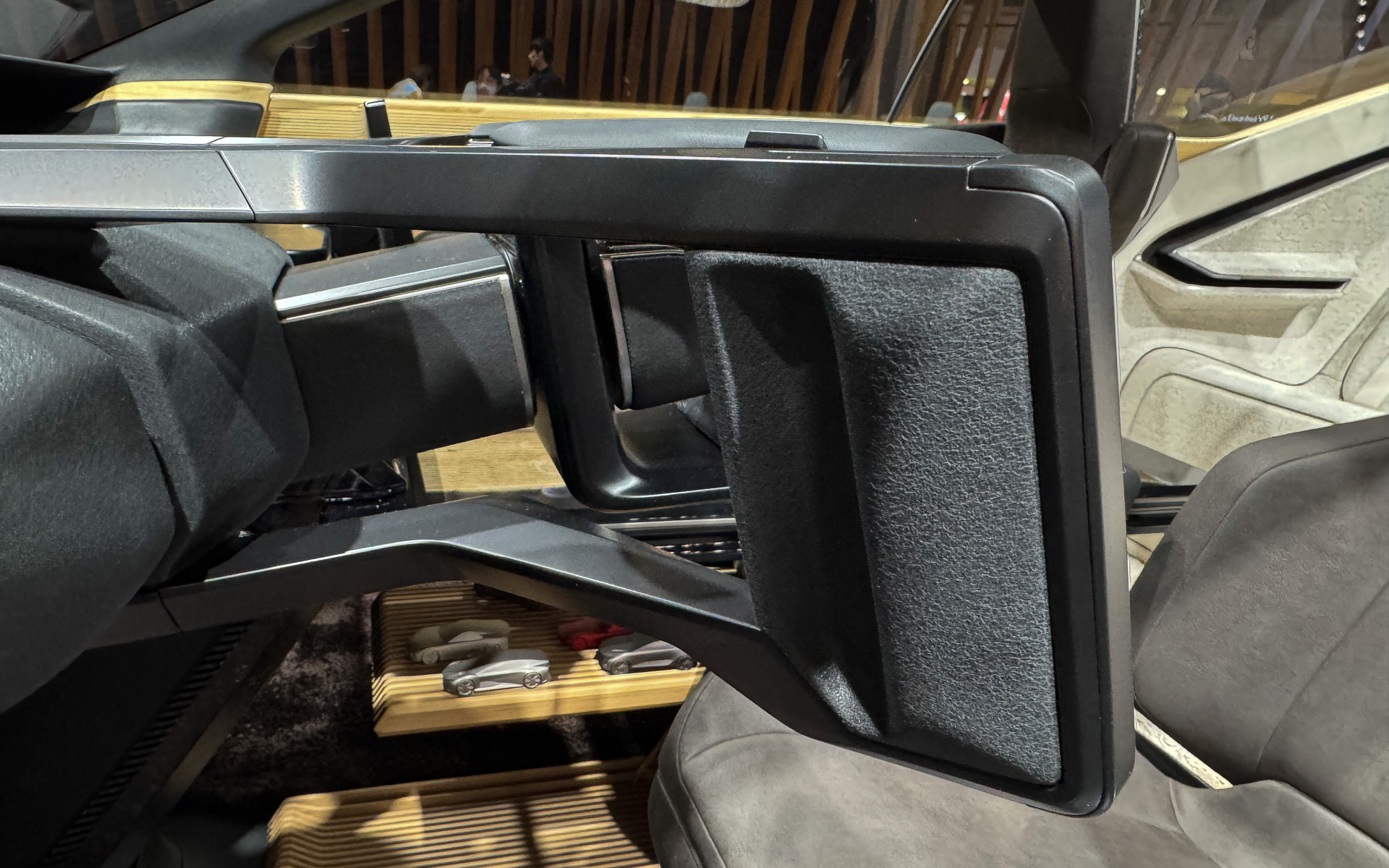 デジタルパッドの裏側は、操作しやすいようにくぼんでいる