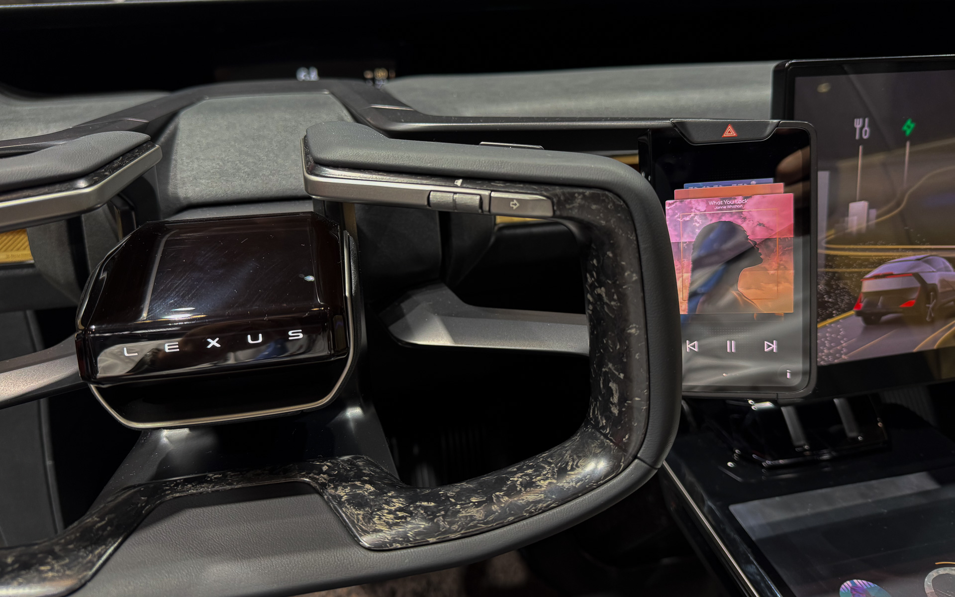 右側のデジタルパッド。エンタメ系の操作が行なえる。ハザードをハードウェアスイッチで操作できる