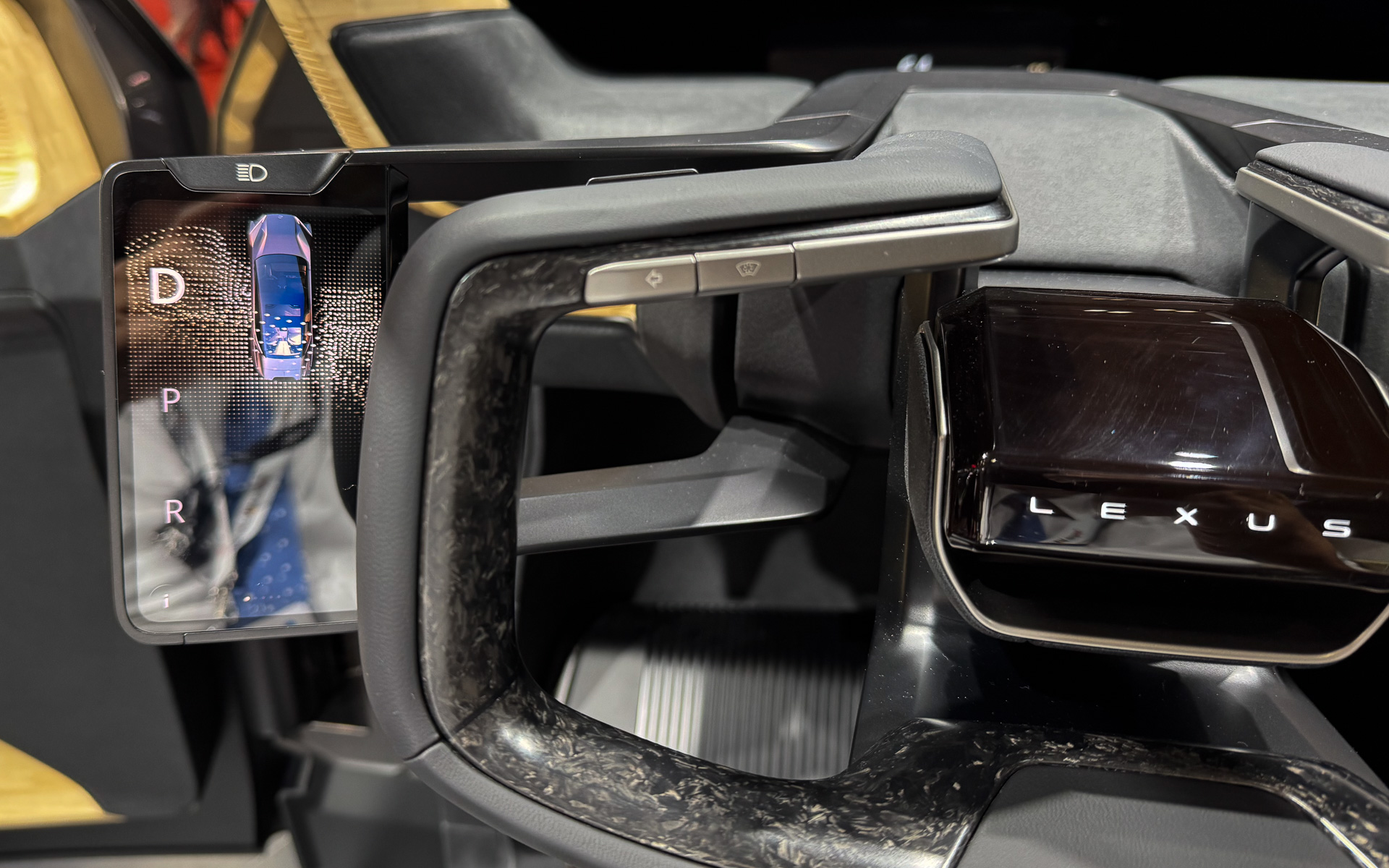 左側のデジタルパッド。ドライブトレーン系の操作が行なえる