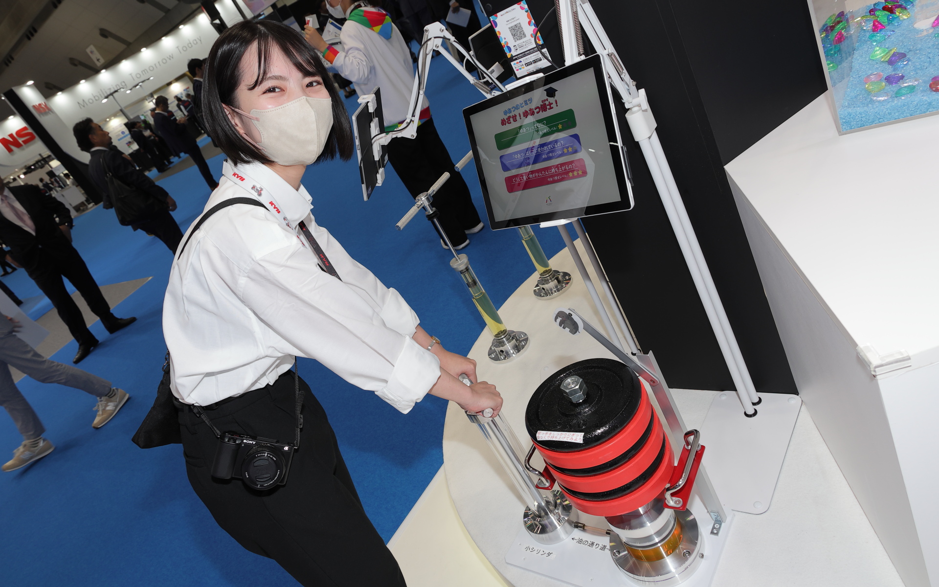 カヤバは「カヤバのアソビバ ～カヤバの技術で何作ろう～」をコンセプトにブースを出展。写真はパスカルの原理を体感できる「ゆあつと力比べ！」