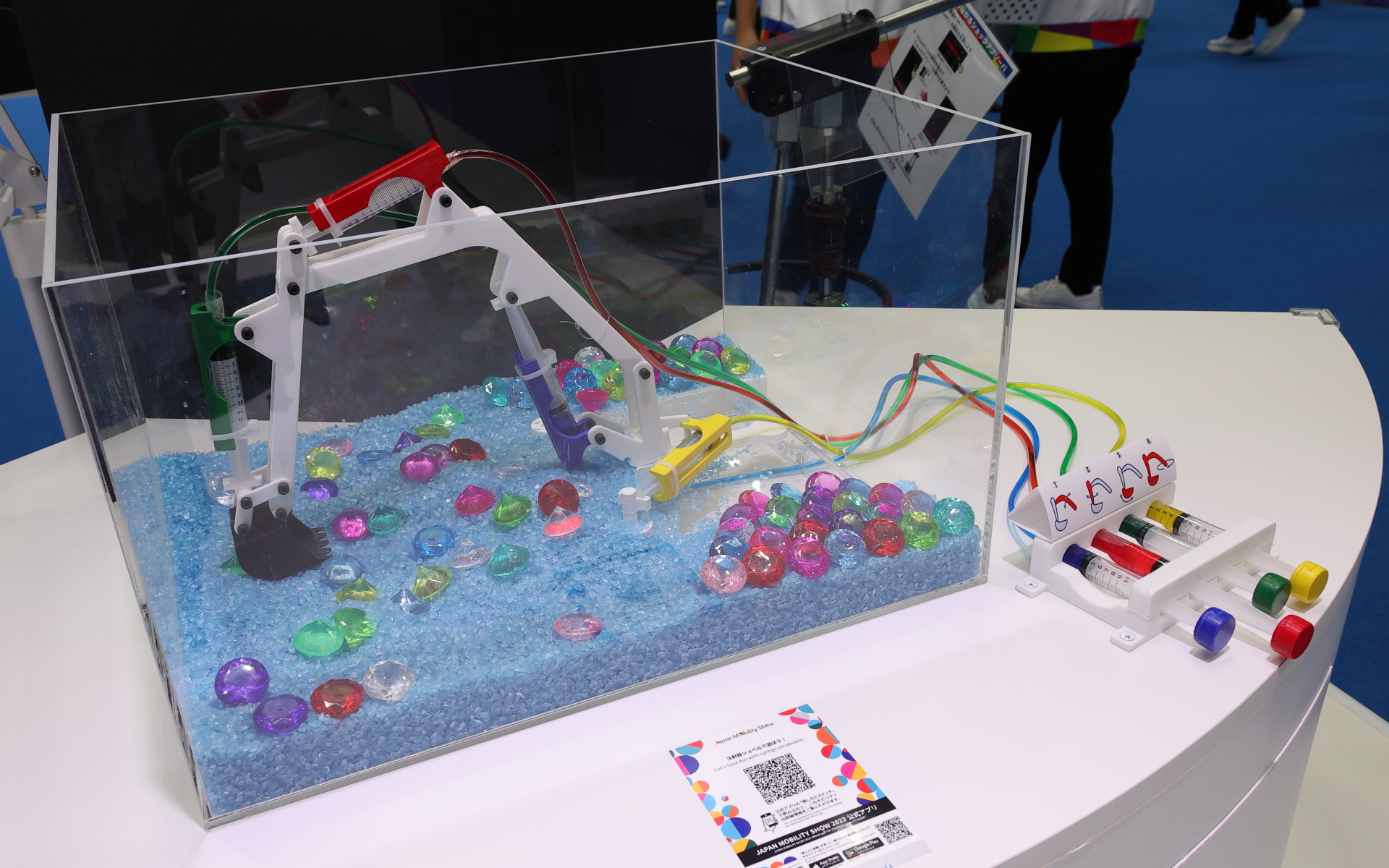 注射器でショベルカーを操縦！「注射器ショベルで遊ぼう！」