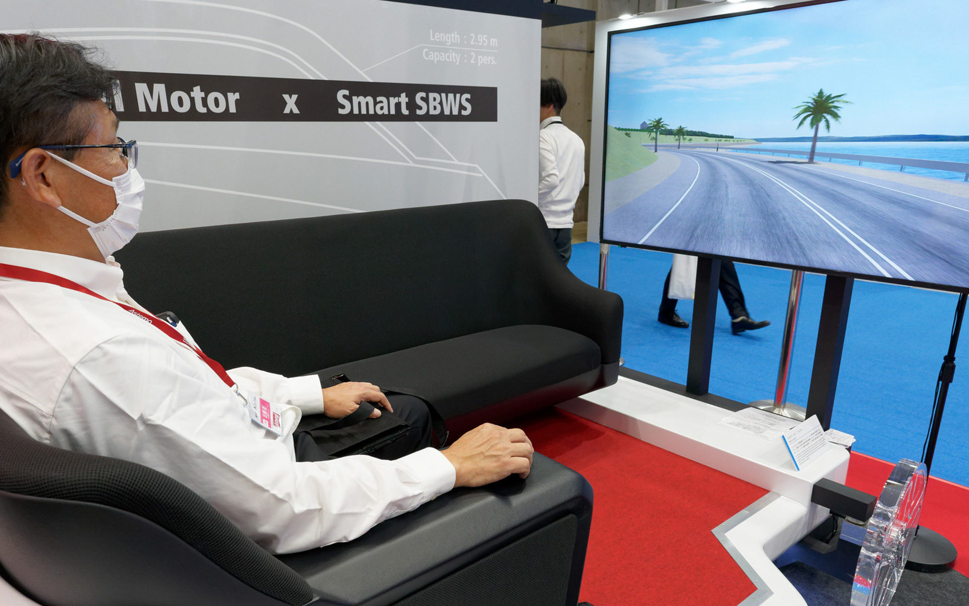 ステアリングはなく、代わりにマウスのようなデバイスが取り付けられている