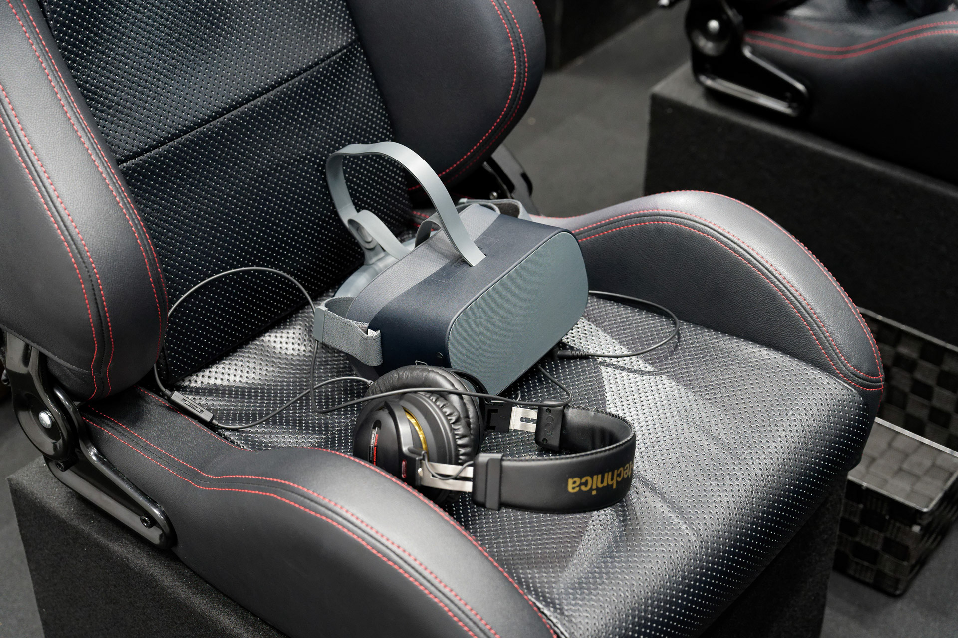 VRゴーグルとヘッドフォンを装着する