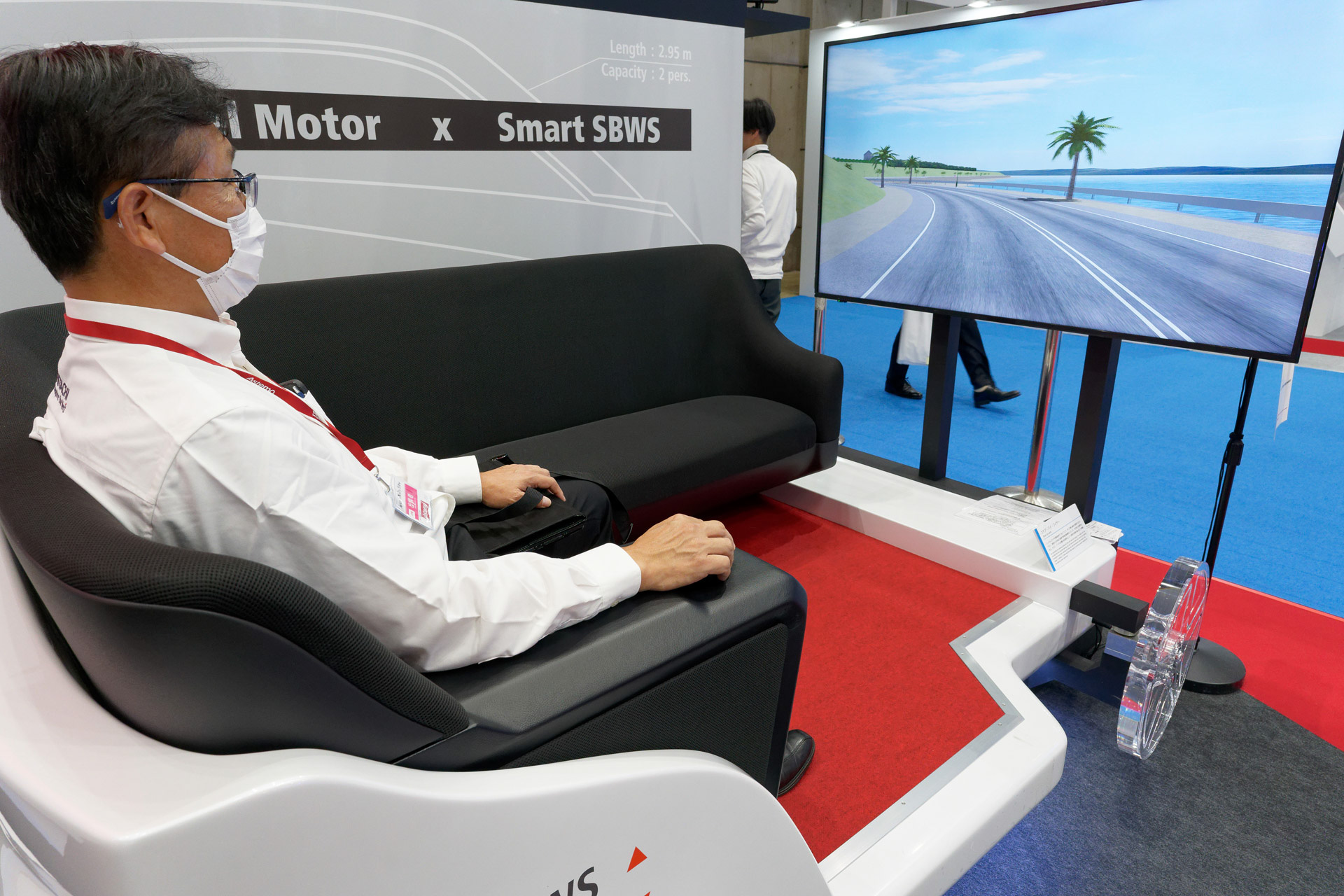 映像が右手の操作に連動し、さらに前輪も左右に動く