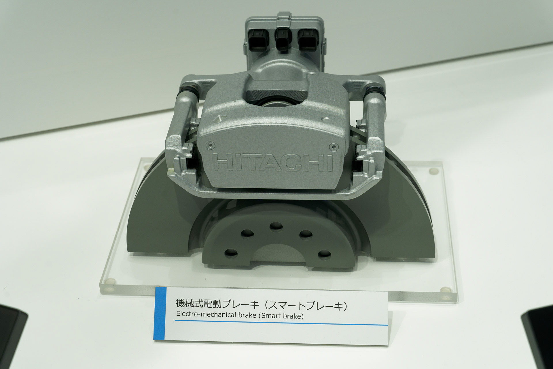 四輪独立制御による安定した旋回、高効率のエネルギー回生などを実現する「機械式電動ブレーキ」