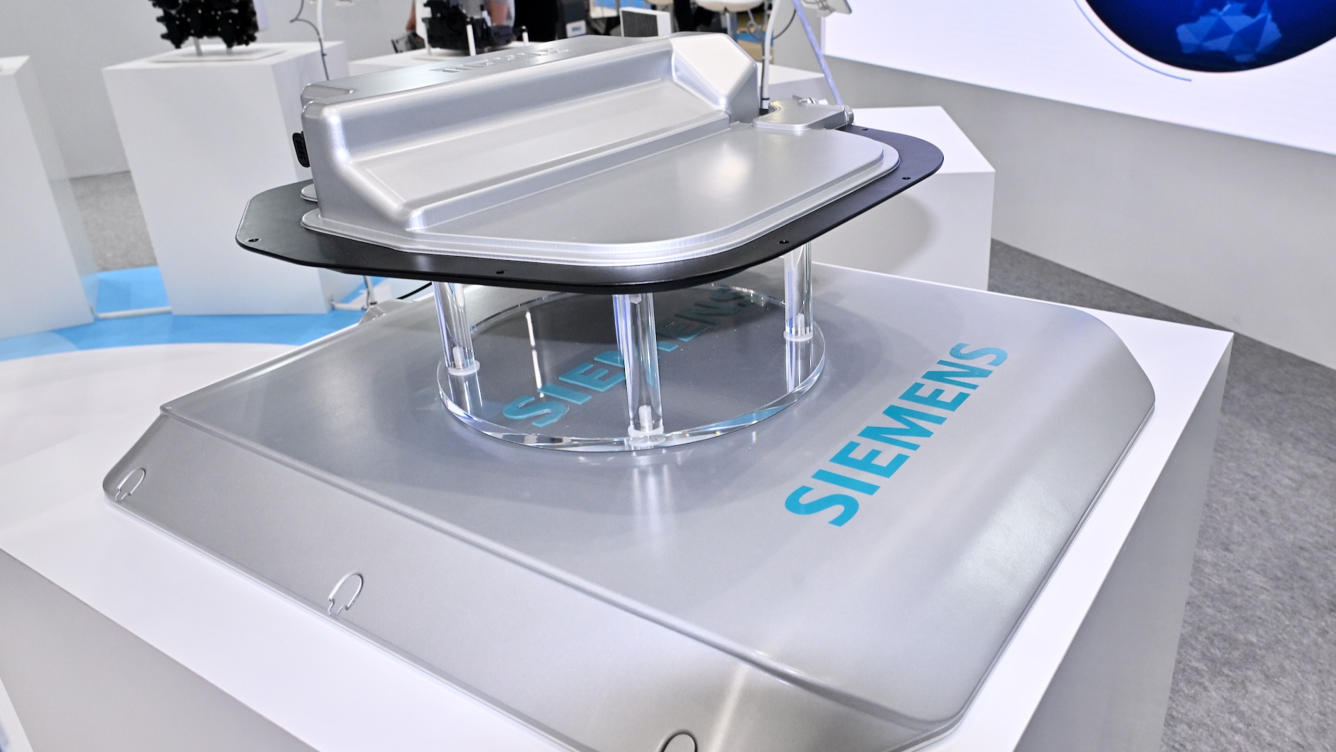 マーレのワイヤレス充電システム。ガレージや駐車場の地面にトランスミッターコイルを設置し、蓄積された磁場エネルギーを車両側の受信機コイルに伝達する仕組み。最大出力は11kWで、92%の充電効率をケーブルなしで実現する