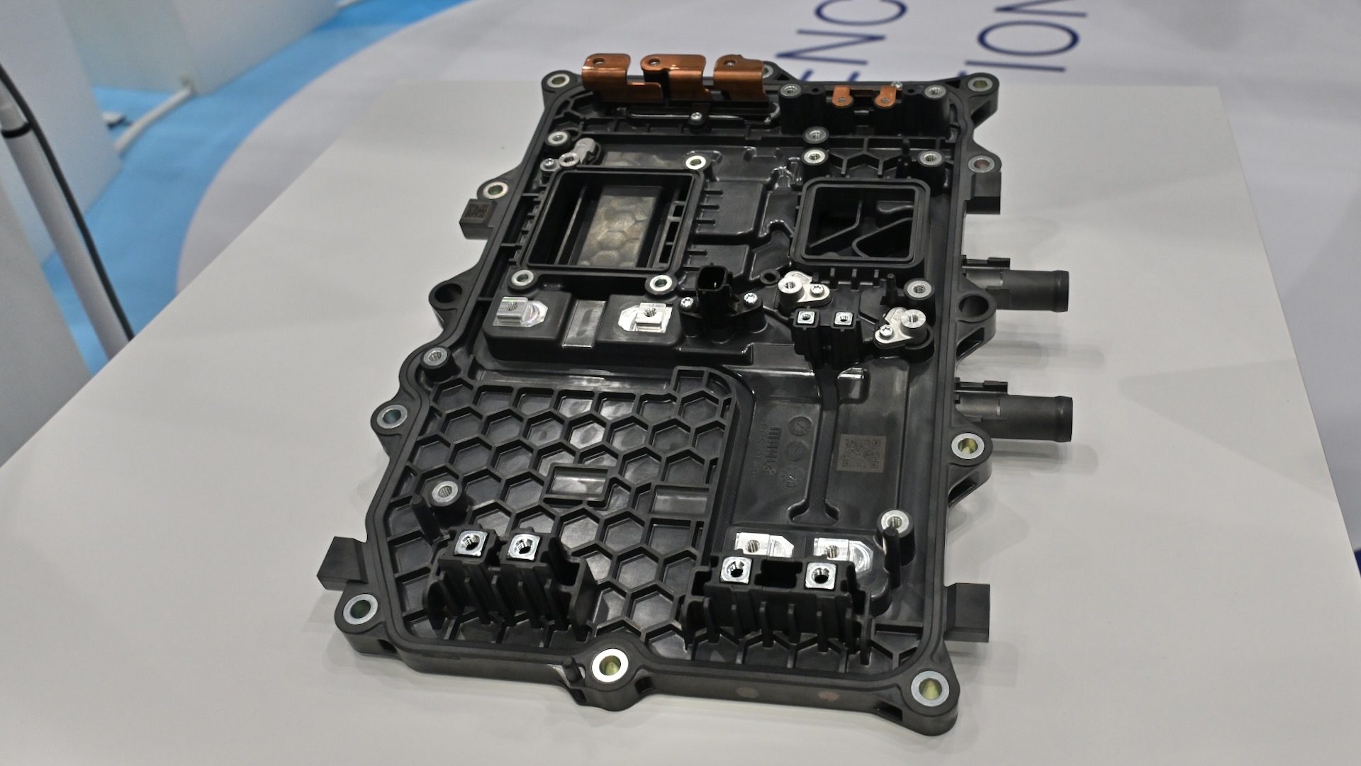 アルミ製から樹脂製に置換し、冷却部位のシール性を確保しつつ冷却性や絶縁性を保ったウォータージャケット。従来比－45％という軽量化と－25％という小型化も果たしている