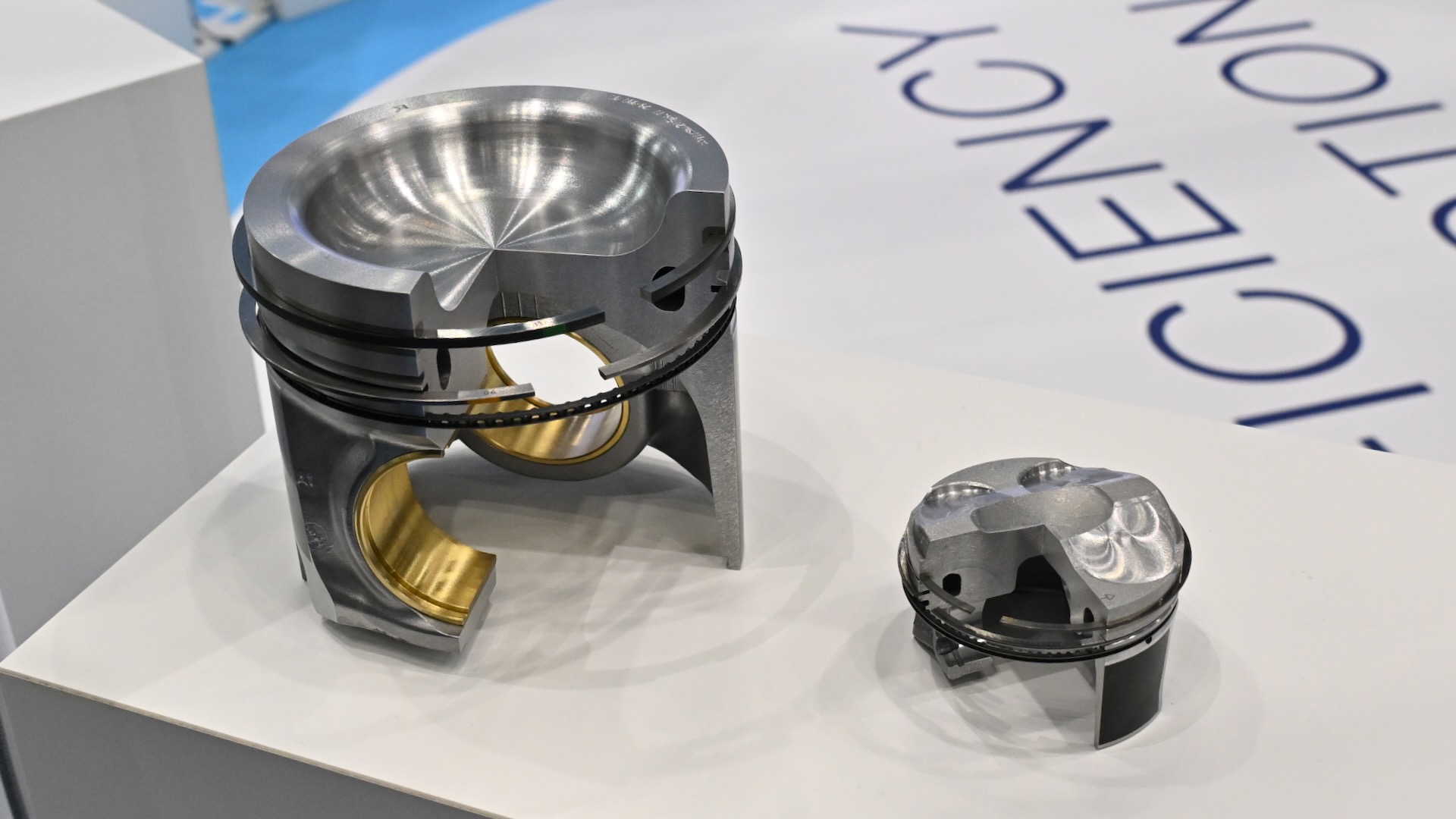 水素燃焼エンジン用ピストン。商用車用（左）と乗用車用（右）。2024年の量産化を予定している