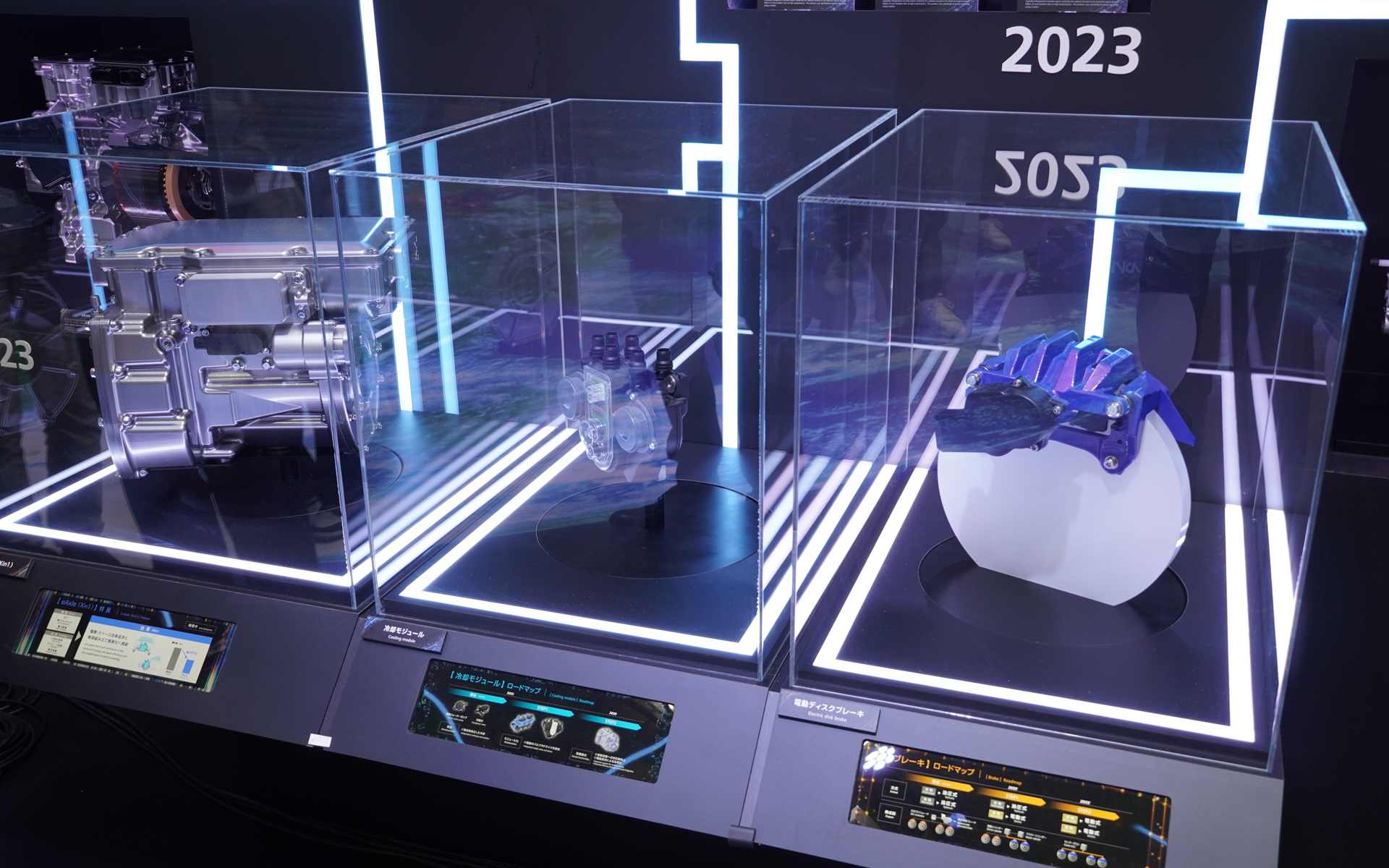 未来のアイシンの製品のイメージ。左からeAxle、冷却モジュール、電動ブレーキ