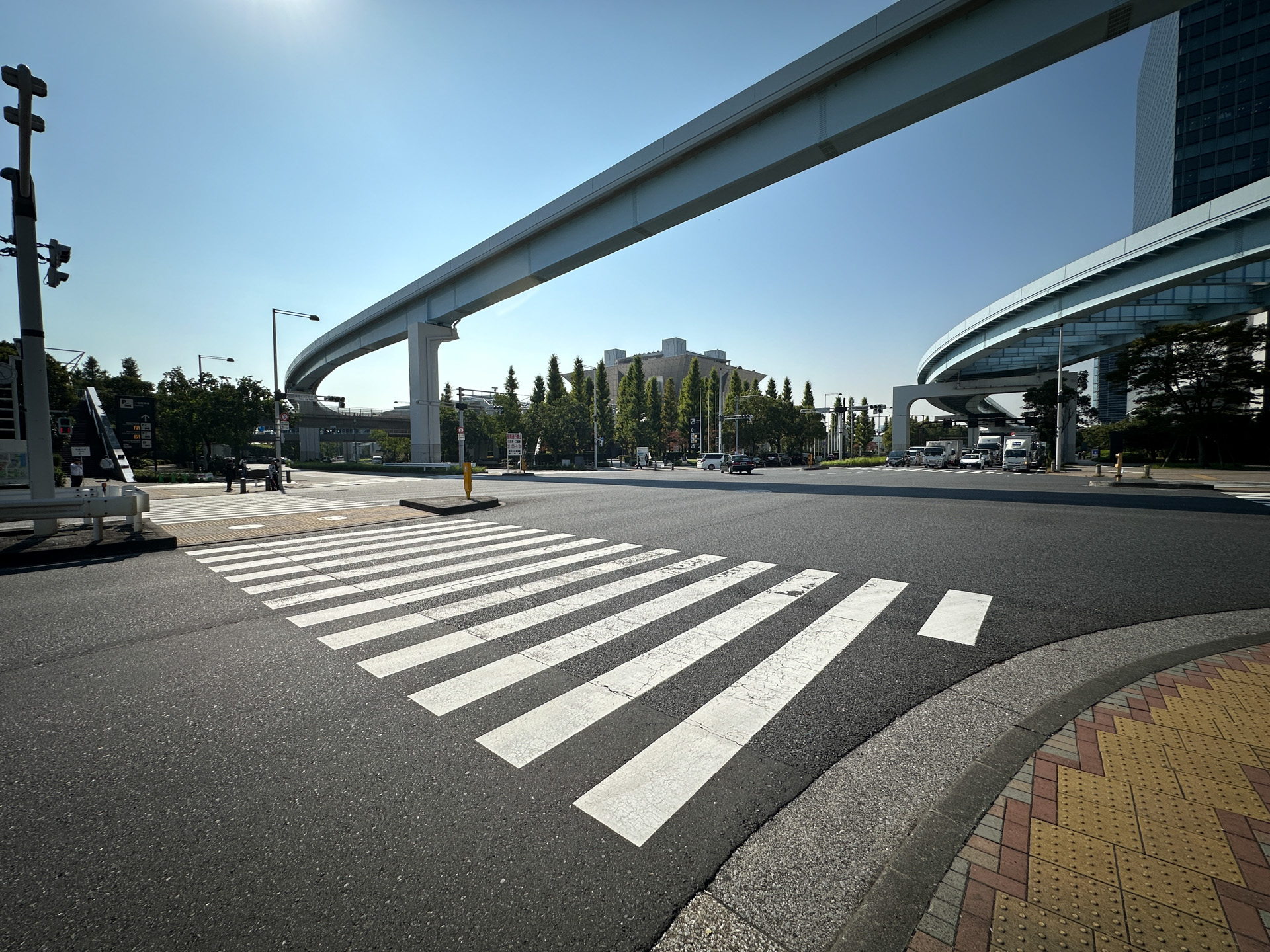 ゆりかもめが走る下の交差点