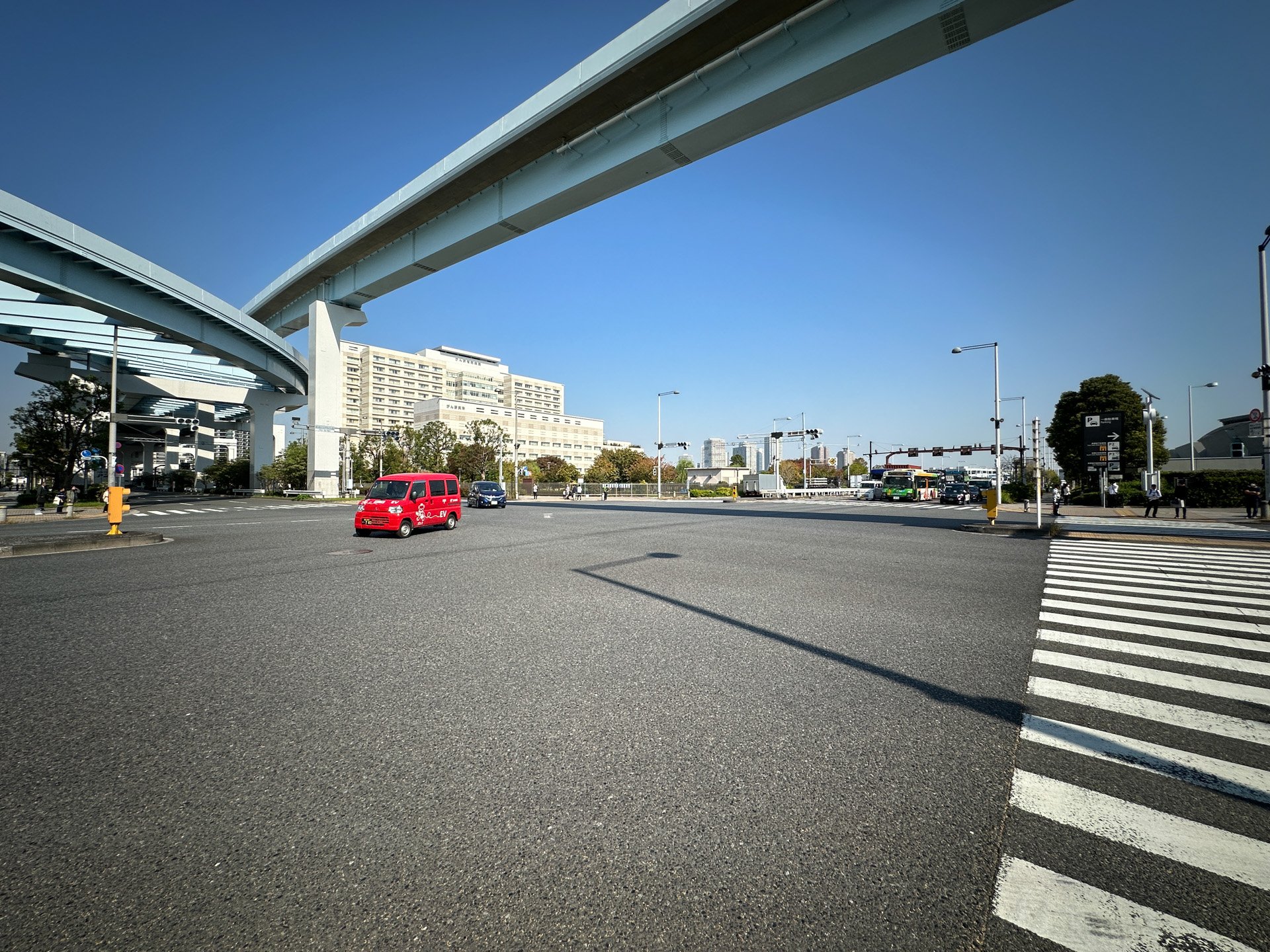 ゆりかもめが走る下の交差点