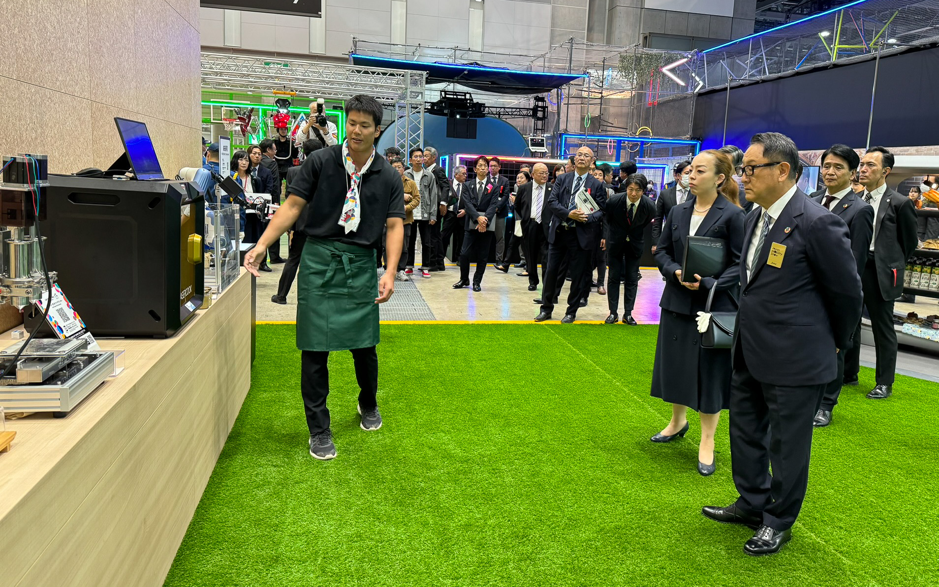 ジャパンモビリティショー総裁 瑶子女王殿下にスタートアップ企業を紹介する自工会 豊田章男会長