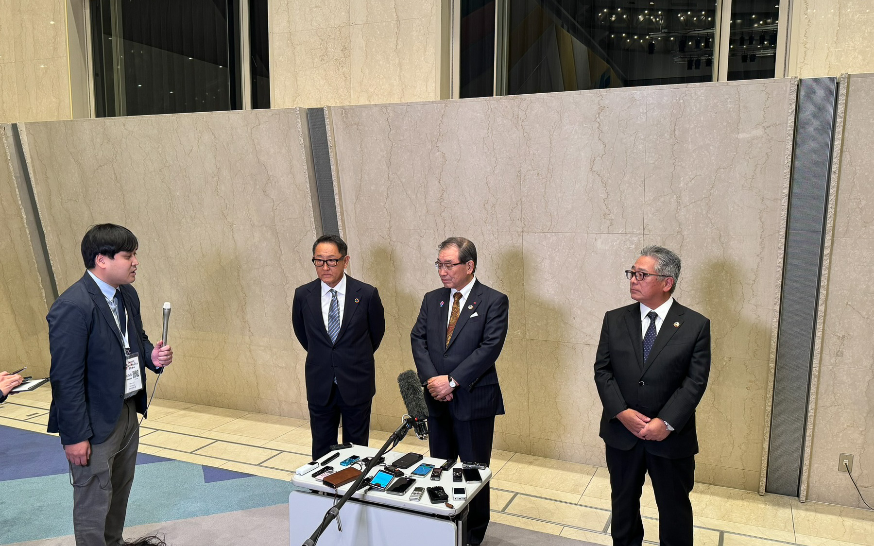 経団連モビリティ委員会として取材対応。十倉雅和委員長（中央右）、有馬浩二委員長（右）、豊田章男委員長（中央左）