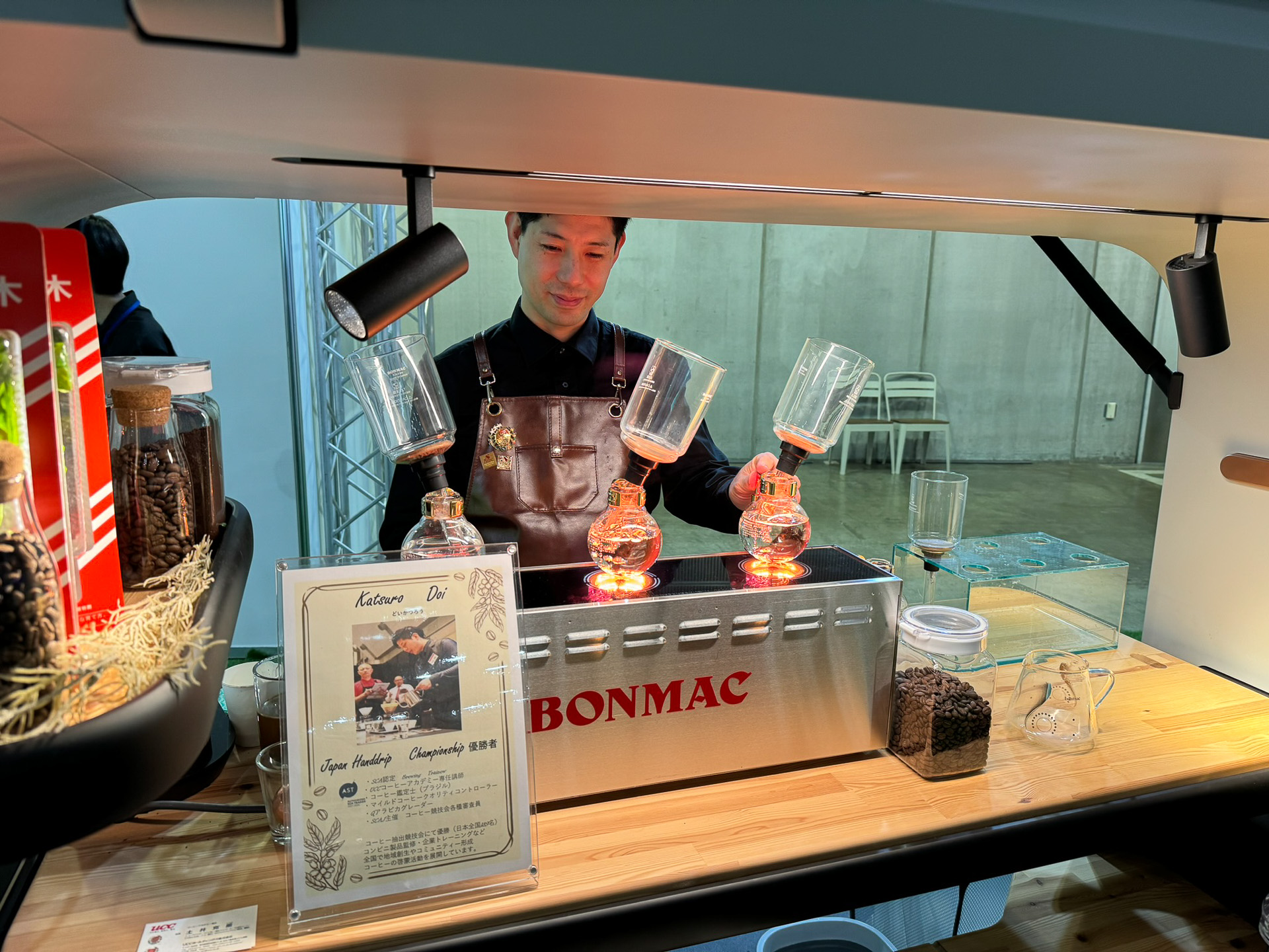 水素で焙煎したコーヒーをいただいた。会場内では火が使えないため、電熱ヒーターで、コーヒーを作る。その電気は、水素を使い燃料電池で発電しているとのこと