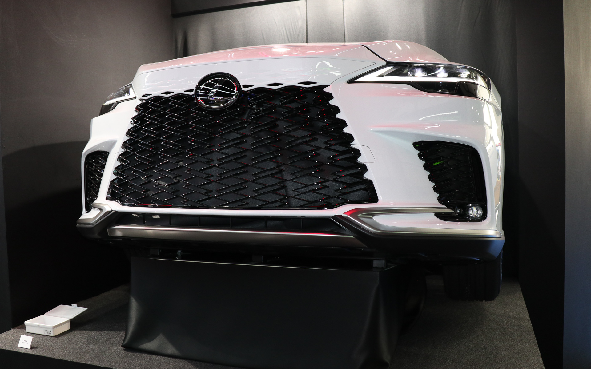 高精細ADBを紹介するデモとしてレクサス「RX」のフロント部分が展示された