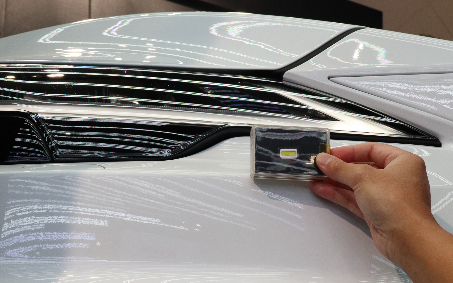 高精細ADBの心臓部となるハイビーム用LED。microSDほどのスペースに1万6000個のLEDを細分化して配置。2025年の製品化に向けて開発を進めている