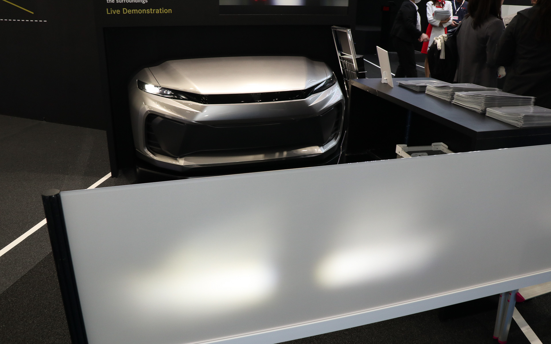 ブース正面でADBの機能デモを行ない、通路を歩く人にADBの機能をアピールしている