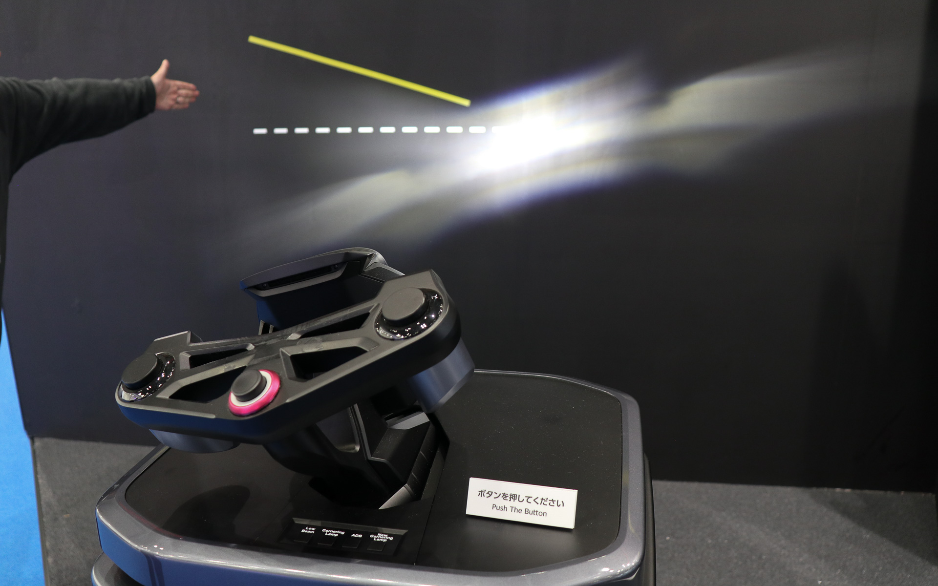 ブース内に置かれた2輪車用ADBのデモ機。水平より高い位置をライトの光が照射している点がポイントとのこと