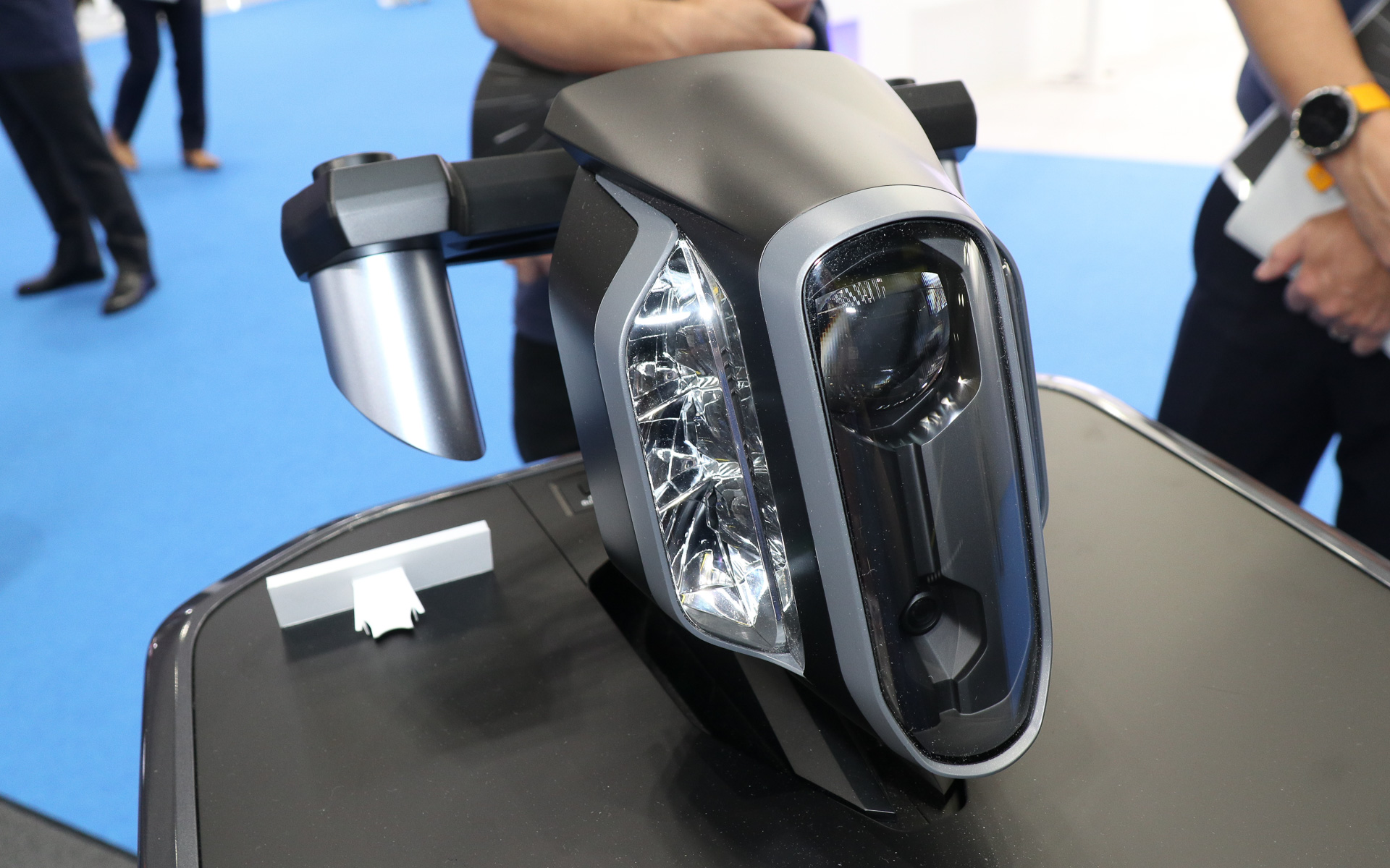 中央にあるライトユニットの下側に設置されたカメラで車両前方の状況を把握して、対向車などを見つけたら遮光を実施。両サイドにレイアウトされているのはイン側を照らすコーナーリングライト