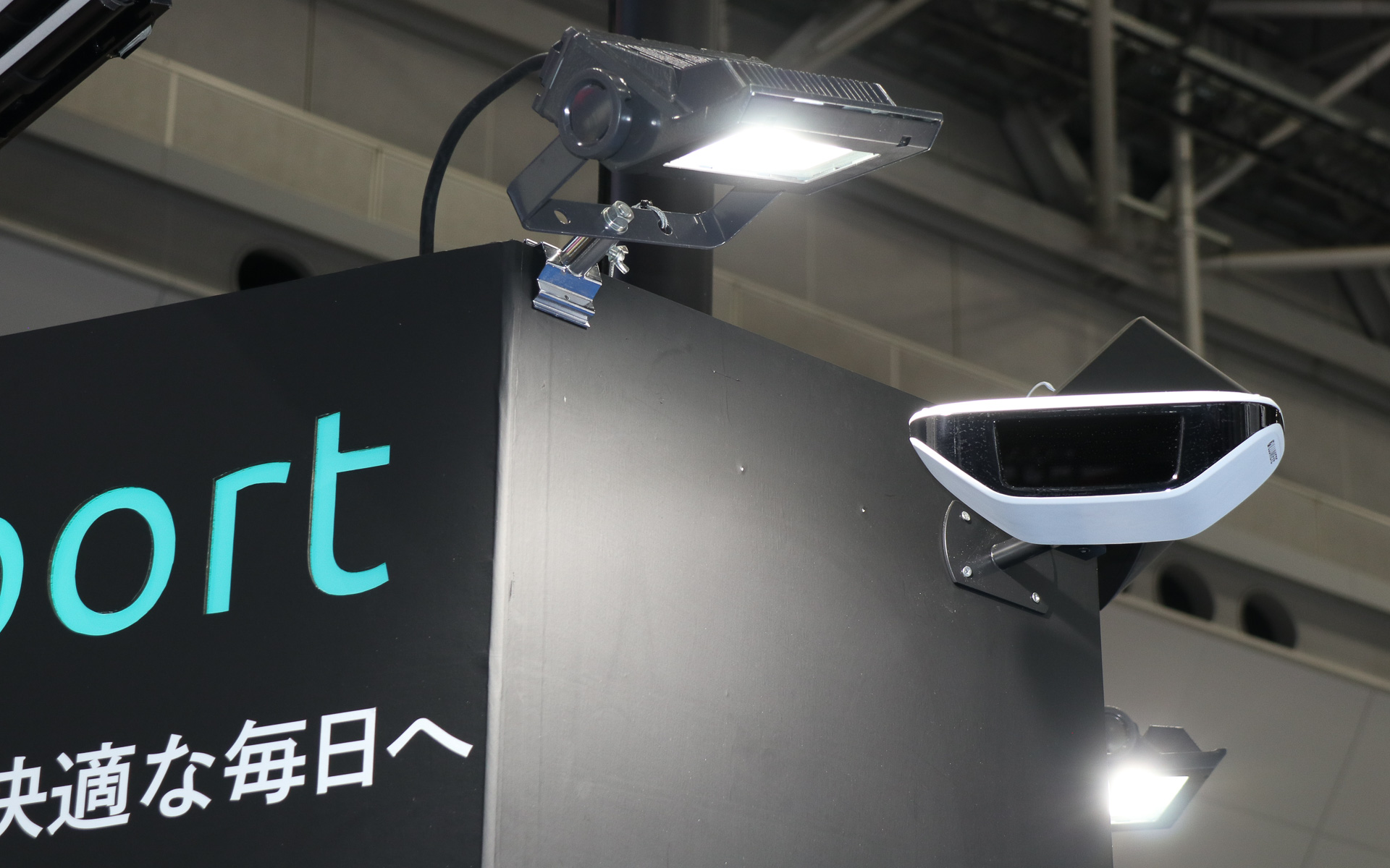 ブースの正面2か所にイルミエルを設置。ブース前の通路を歩く人のリアルタイム情報やどの方向に歩いていったかの累積情報などを表示するデモを行なった