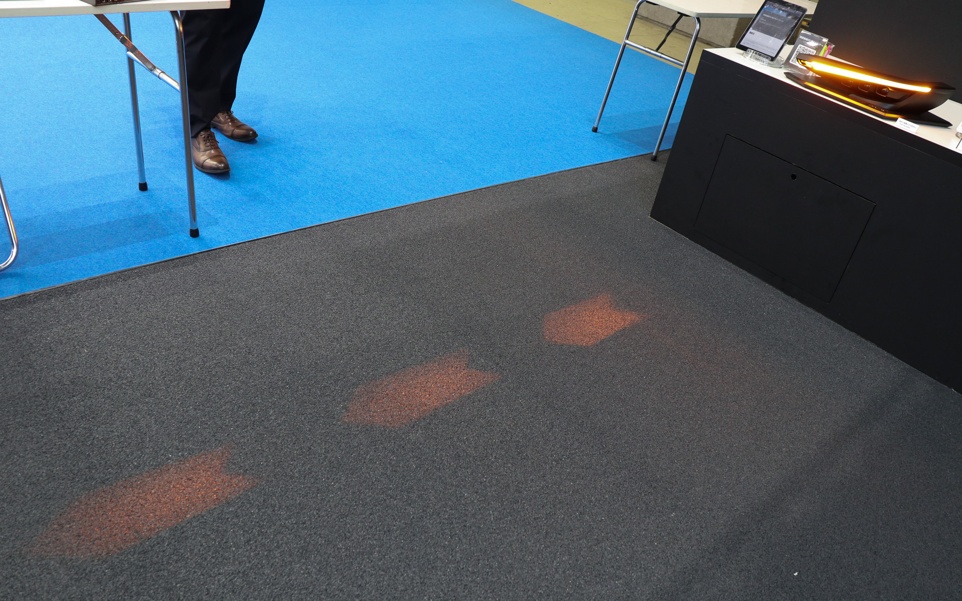 右左折する進行方向に向かってウインカーから光のシンボルを投写。交差点での安全性を高める技術