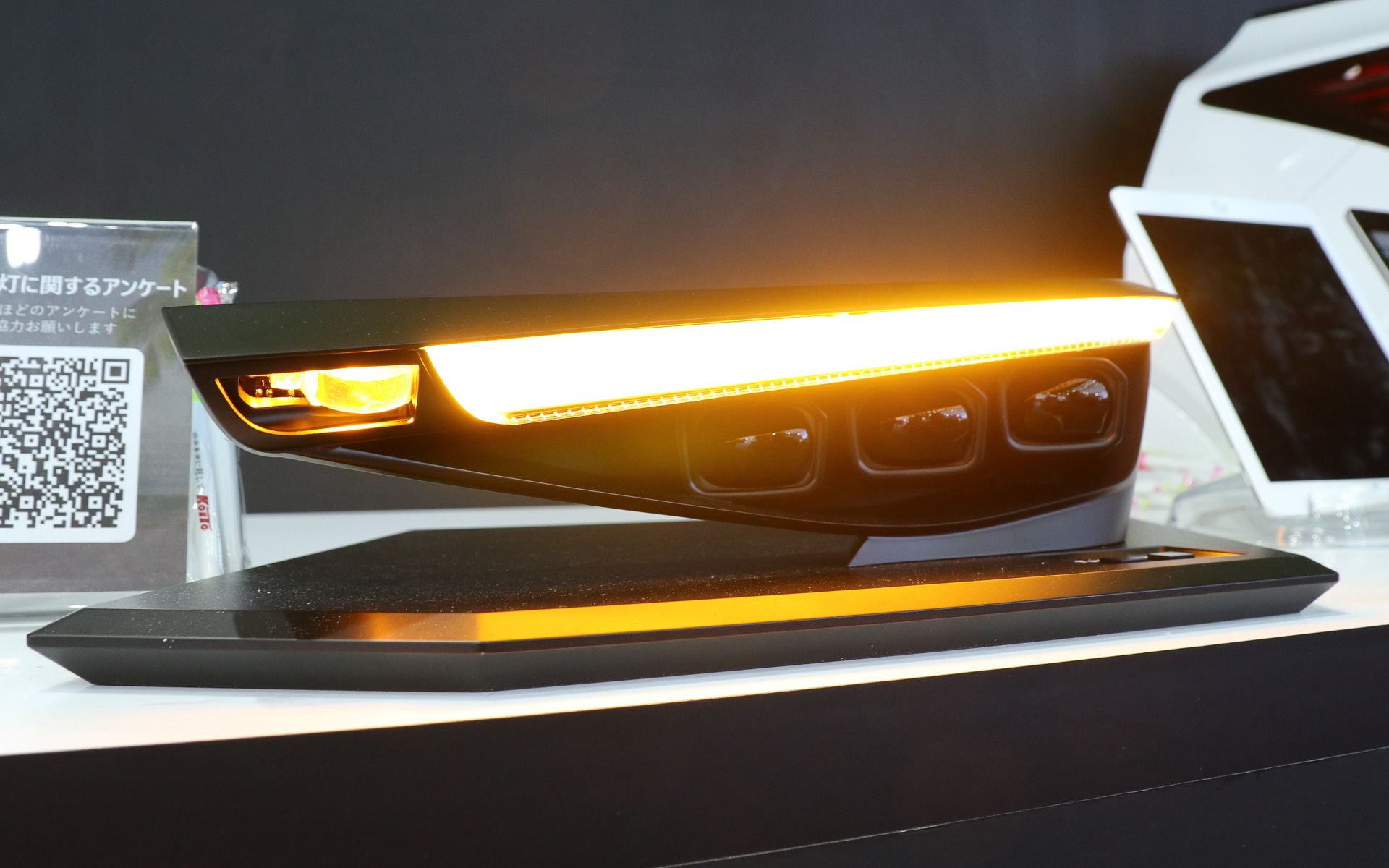 ウインカーユニットの一部に光のシンボルを投写するライトを設置する