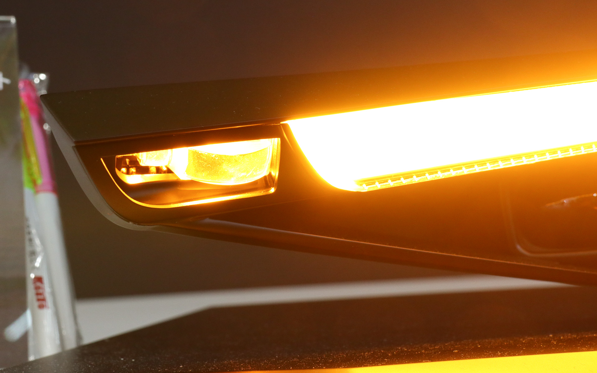 ウインカーユニットの一部に光のシンボルを投写するライトを設置する